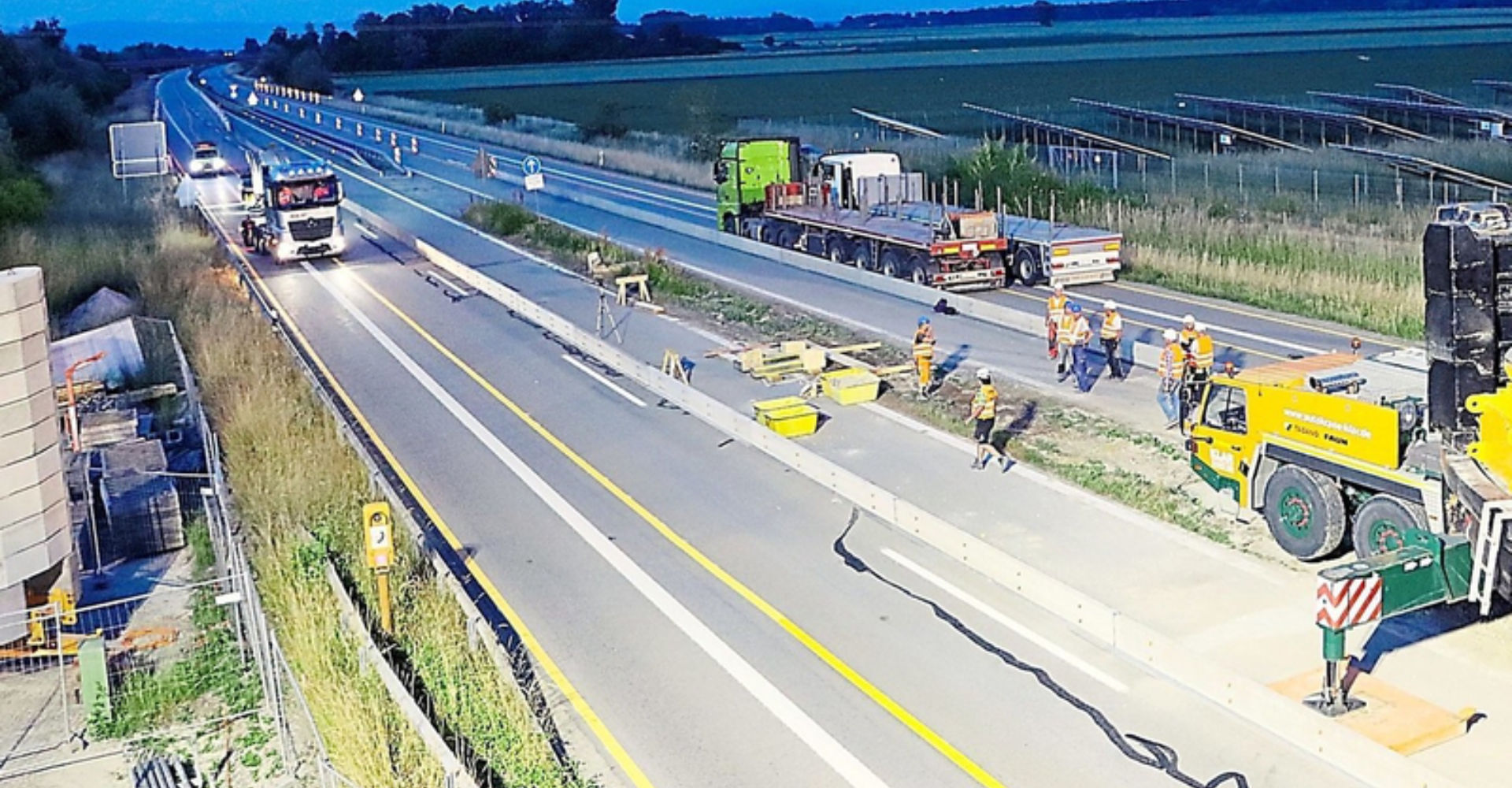 Ungewohntes Bild: Eine bis auf die nötigen Baufahrzeuge und -arbeiter leere A 92.