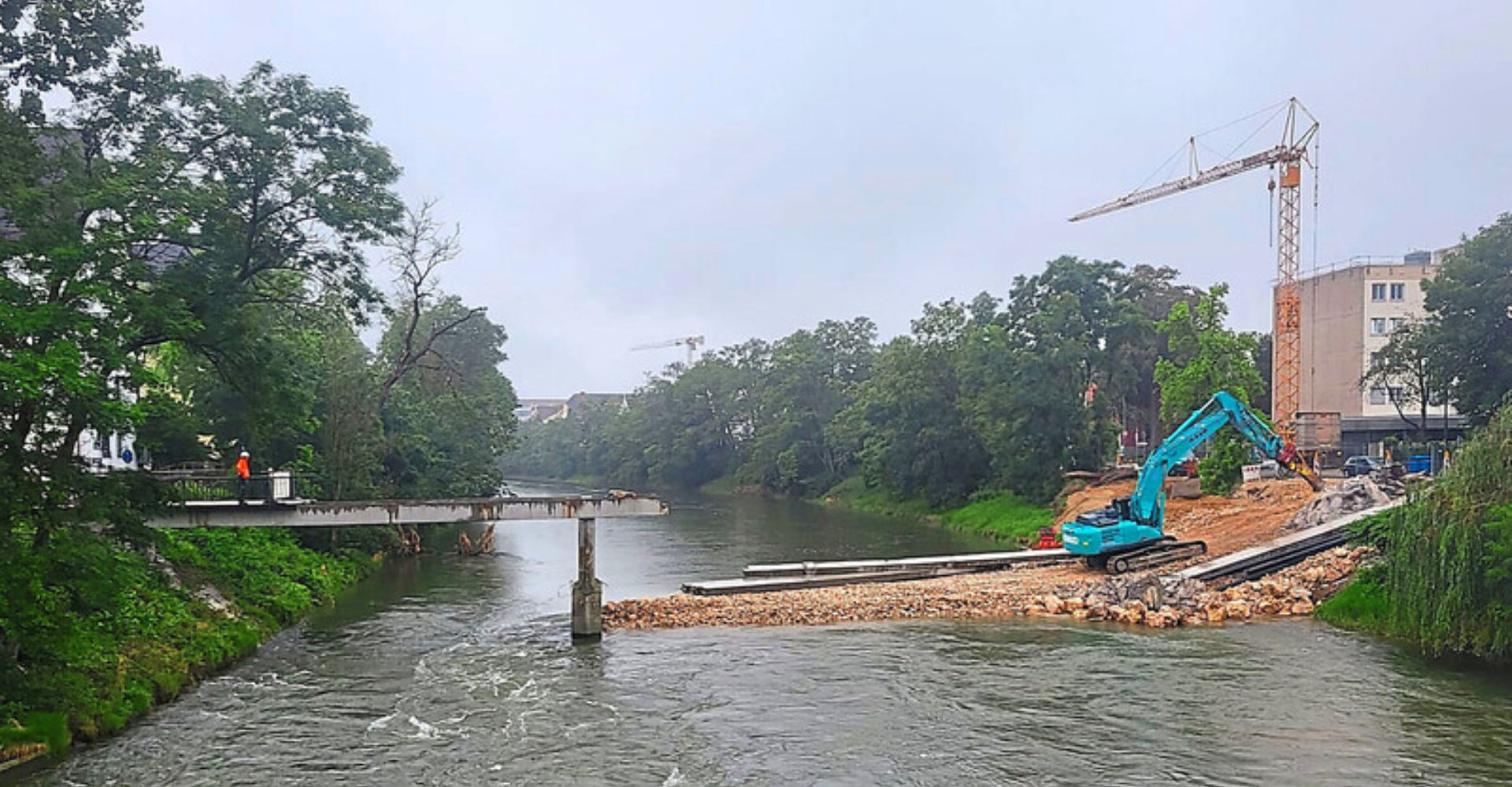 In der Kleinen Isar wurde eine Zufahrt zum Johann-Weiß-Steg aufgeschüttet. Über sie können Bagger die alte Brücke erreichen und abreißen. Große Teile der Brückenplatten und ein Pfeiler sind bereits verschwunden. -Foto: Sigrid Zeindl In der Kleinen Isar wurde eine Zufahrt zum Johann-Weiß-Steg aufgeschüttet. Über sie können Bagger die alte Brücke erreichen und abreißen. Große Teile der Brückenplatten und ein Pfeiler sind bereits verschwunden. -Foto: Sigrid Zeindl