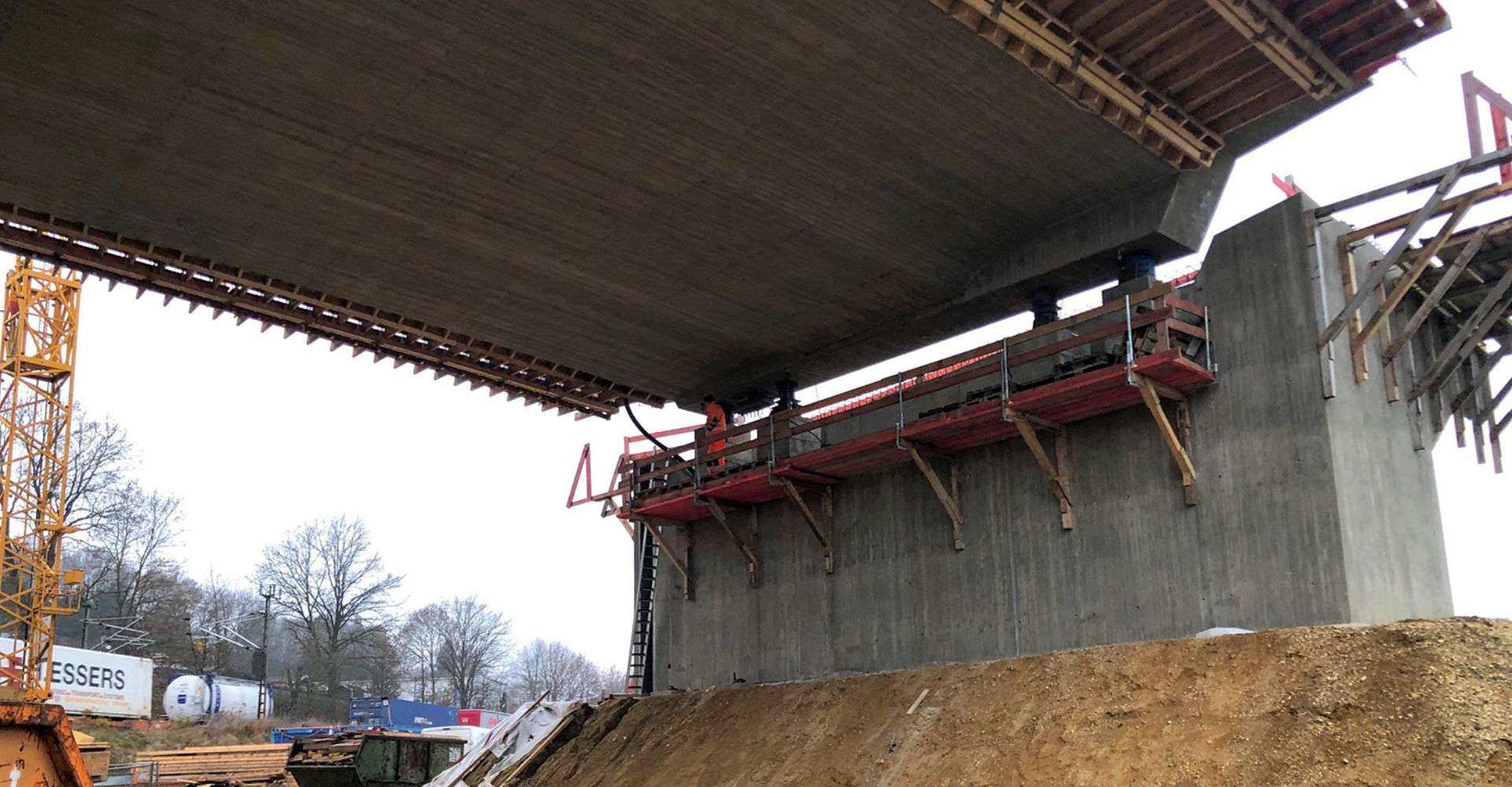 Seit Anfang November wird der Überbau der Brücke zentimeterweise abgesenkt – anfangs war die Lücke zwischen dem Überbau und dem Widerlager noch deutlich zu sehen. −Foto: Staatliches Bauamt/Süß Seit Anfang November wird der Überbau der Brücke zentimeterweise abgesenkt – anfangs war die Lücke zwischen dem Überbau und dem Widerlager noch deutlich zu sehen. −Foto: Staatliches Bauamt/Süß