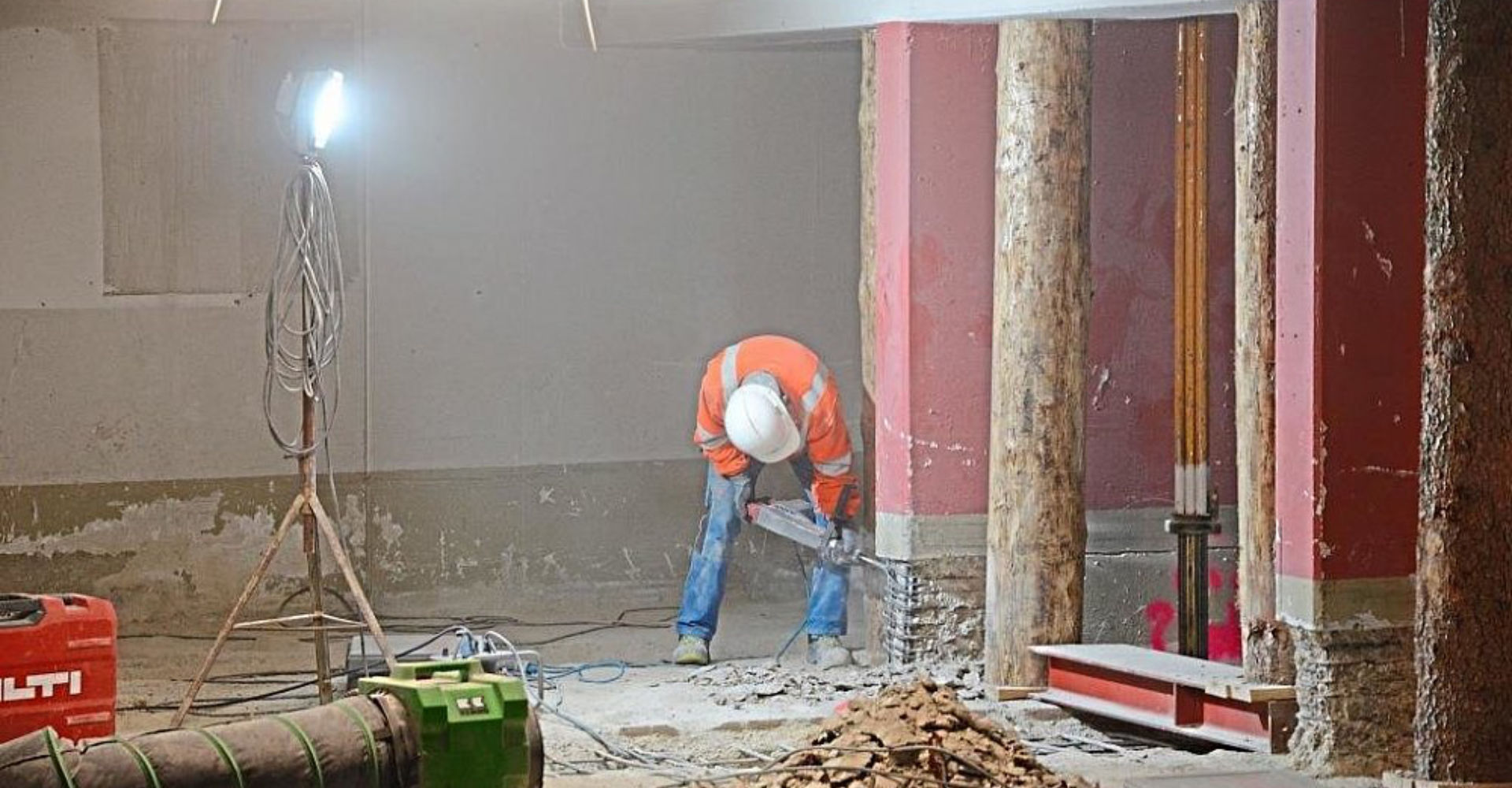 Das Abtragen des Betons von den Säulen und Wänden ist ein echter Knochenjob, den zurzeit zwölf Mitarbeiter der Firma Streicher erledigen. Mit frischem Beton wird alles anschließend statisch wieder sicher gemacht. −Foto: Schreiber