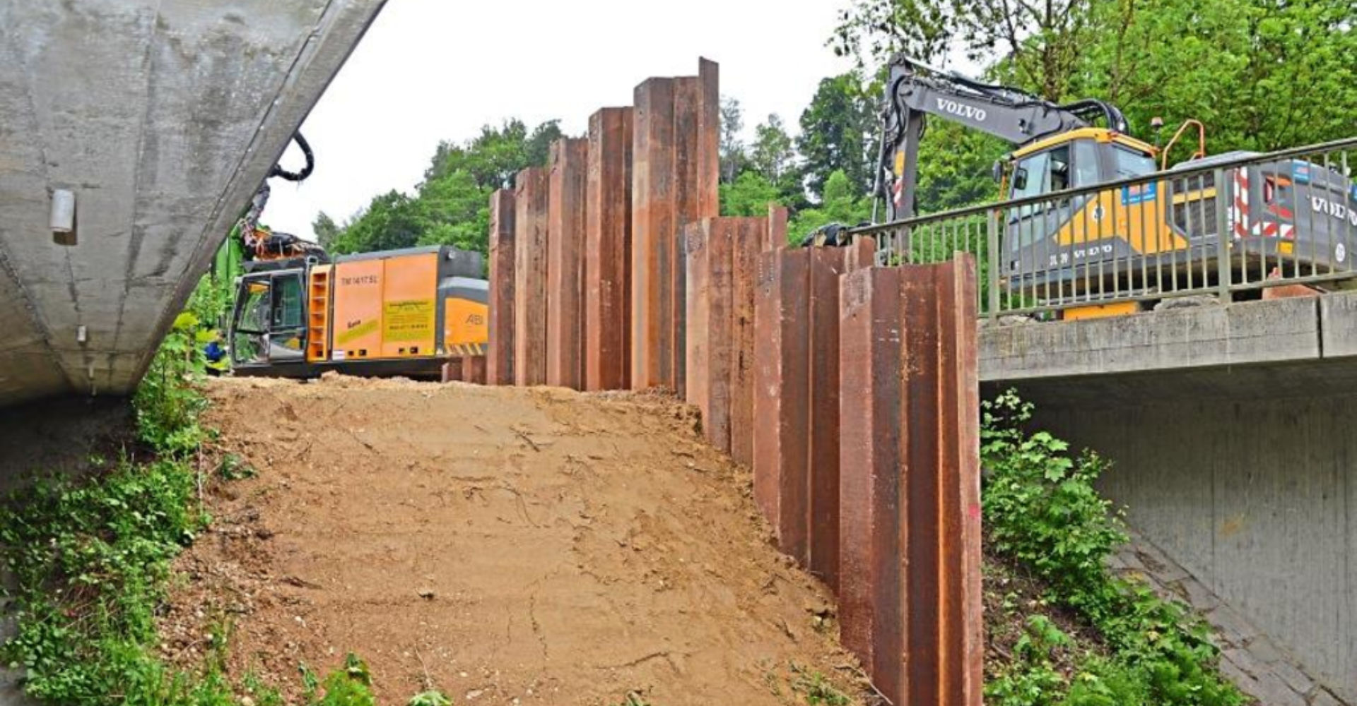 Die Baufirma verankerte zwischen der Radbrücke (links) der B20, die abgerissen wird, und der DGF3 (auf ihr steht der Bagger) Spundwände. Das sind vorbereitende Maßnahmen, damit Ende Mai der Verkehr von der B20 auf ein kurzes Stück der DGF3 umgeleitet werden kann. − Foto: Nadler Die Baufirma verankerte zwischen der Radbrücke (links) der B20, die abgerissen wird, und der DGF3 (auf ihr steht der Bagger) Spundwände. Das sind vorbereitende Maßnahmen, damit Ende Mai der Verkehr von der B20 auf ein kurzes Stück der DGF3 umgeleitet werden kann. − Foto: Nadler