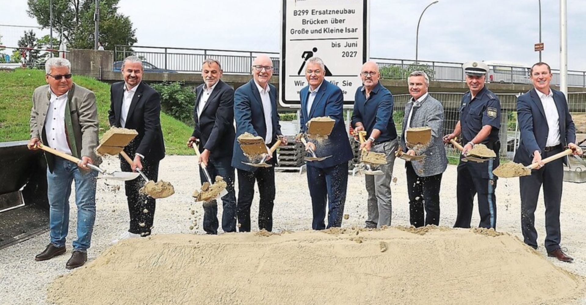 Die vorbereitenden Arbeiten für die Behelfsumfahrung der Piflaser Brücke haben bereits begonnen, nun folgte der symbolische Baustart (von links): Peter Weber (Ingenieurbüro Igl, Putz und Partner), Alexander Ferstl (Baufirma Eiffage Infra-Süd), Gerhard Kriegereit (Leiter des Staatlichen Bauamts), OB Alexander Putz, Ministerialdirigent Wolfgang Wüst, Ergoldings Bürgermeister Andreas Strauß, Landrat Peter Dreier, Daniel Prinz (Polizeiinspektion Landshut), Ministerialrat Robert Bayerstorfer. -Foto: Christine Vinçon Die vorbereitenden Arbeiten für die Behelfsumfahrung der Piflaser Brücke haben bereits begonnen, nun folgte der symbolische Baustart (von links): Peter Weber (Ingenieurbüro Igl, Putz und Partner), Alexander Ferstl (Baufirma Eiffage Infra-Süd), Gerhard Kriegereit (Leiter des Staatlichen Bauamts), OB Alexander Putz, Ministerialdirigent Wolfgang Wüst, Ergoldings Bürgermeister Andreas Strauß, Landrat Peter Dreier, Daniel Prinz (Polizeiinspektion Landshut), Ministerialrat Robert Bayerstorfer. -Foto: Christine Vinçon
