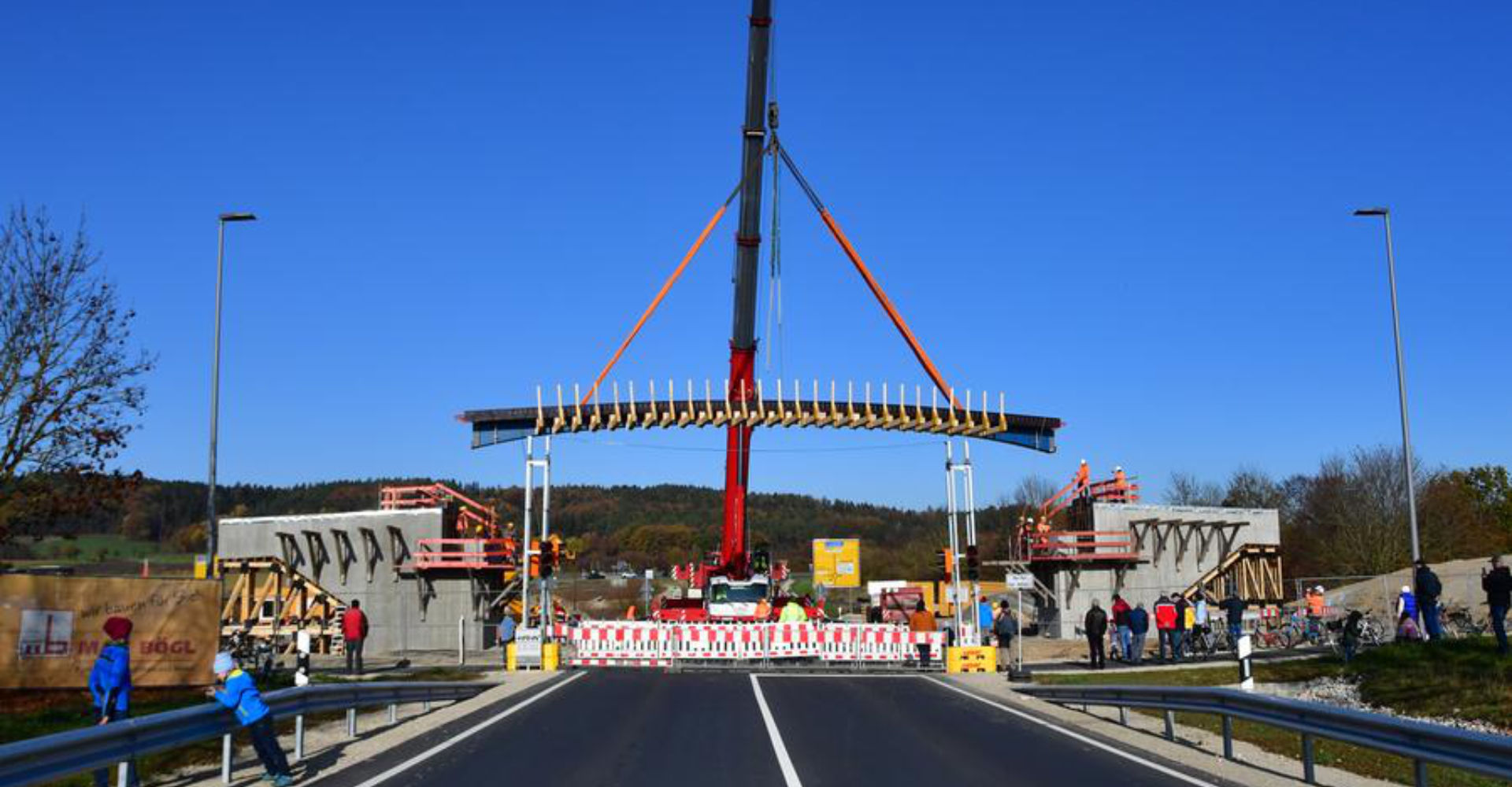 Da hängt sie schon über den Widerlagern: Der erste Teil der Brücke kurz vor dem Ablassen. Foto: Wolfgang Fellner Da hängt sie schon über den Widerlagern: Der erste Teil der Brücke kurz vor dem Ablassen. Foto: Wolfgang Fellner
