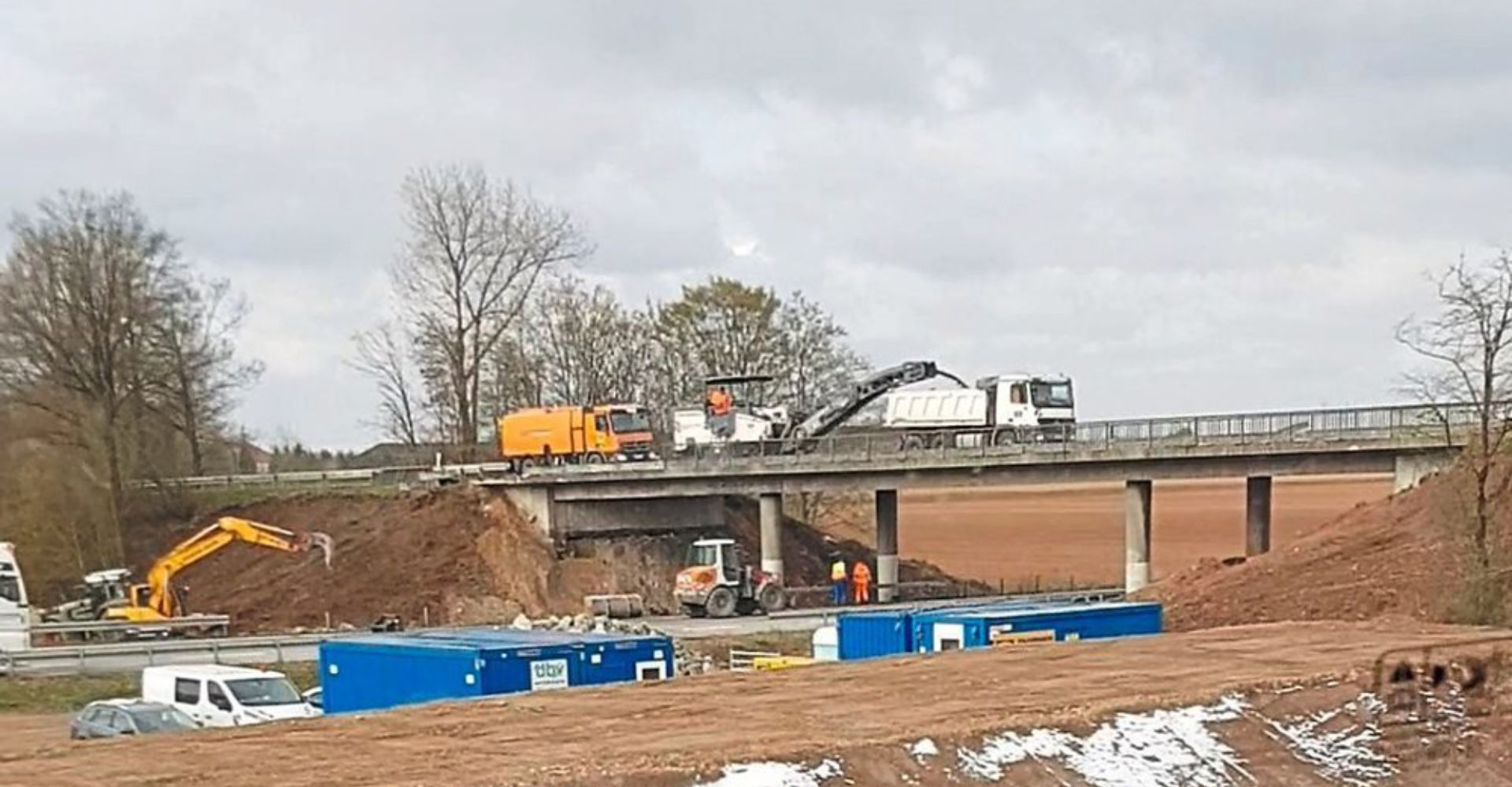 Die alte Brücke wird für den Abbruch vorbereitet. Am Donnerstagvormittag wurde der Asphalt abgefräst. -Foto: Nadine Bachmeier Die alte Brücke wird für den Abbruch vorbereitet. Am Donnerstagvormittag wurde der Asphalt abgefräst. -Foto: Nadine Bachmeier
