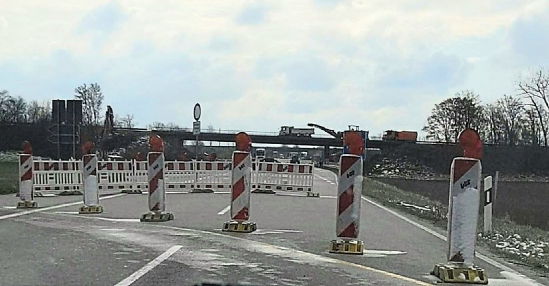 Durchfahrt nicht mehr möglich: Brückenerneuerungsarbeiten an der Bundesstraße 8 machen eine Umfahrung notwendig. −Foto: Nadine Bachmeier