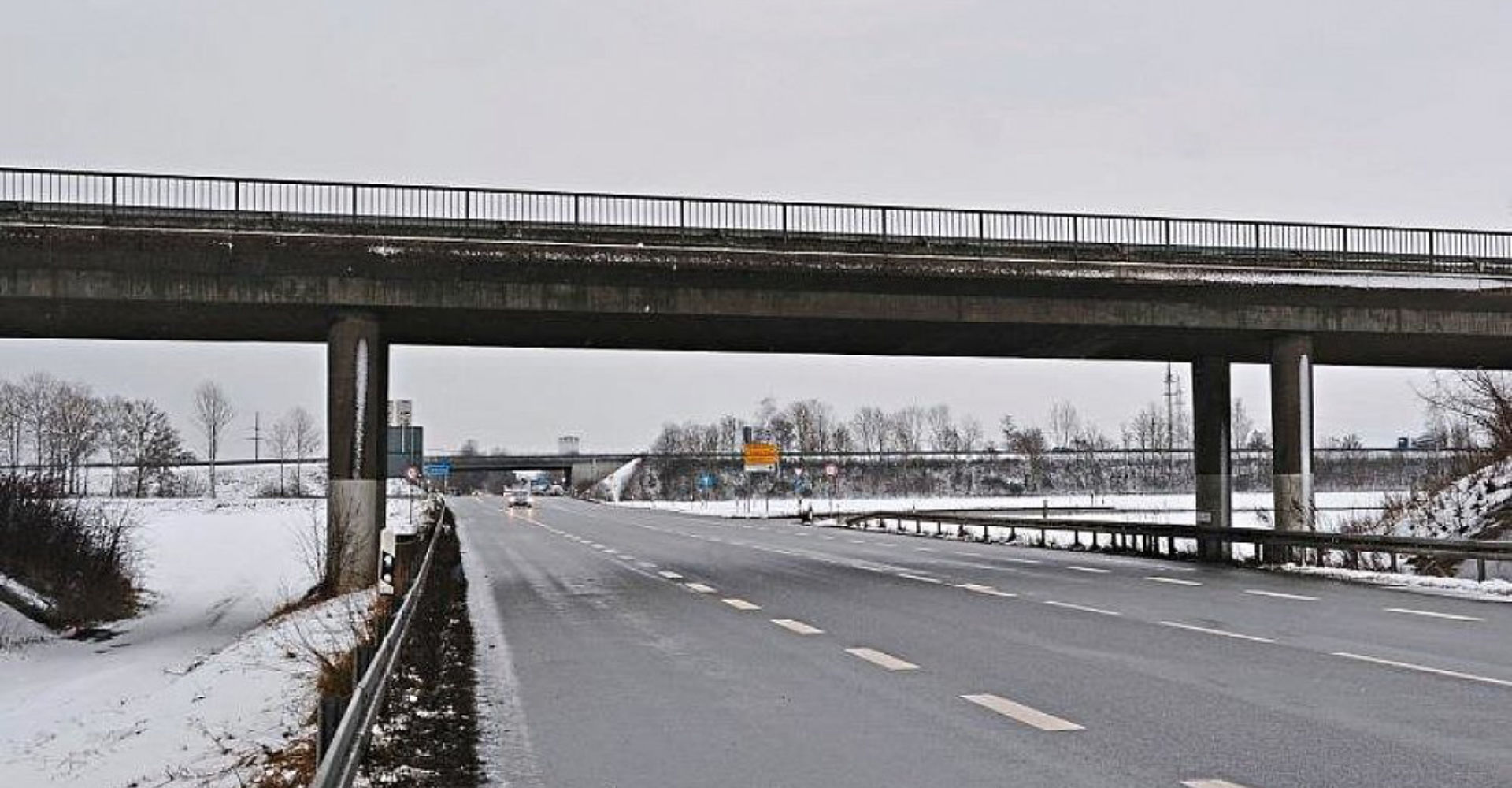 Zu niedrig und dem stetig gestiegenen Verkehrsaufkommen nicht mehr gewachsen – aus diesen Gründen muss die Brücke über die B8 bei Sautorn ersetzt werden. −Foto: Huber Zu niedrig und dem stetig gestiegenen Verkehrsaufkommen nicht mehr gewachsen – aus diesen Gründen muss die Brücke über die B8 bei Sautorn ersetzt werden. −Foto: Huber
