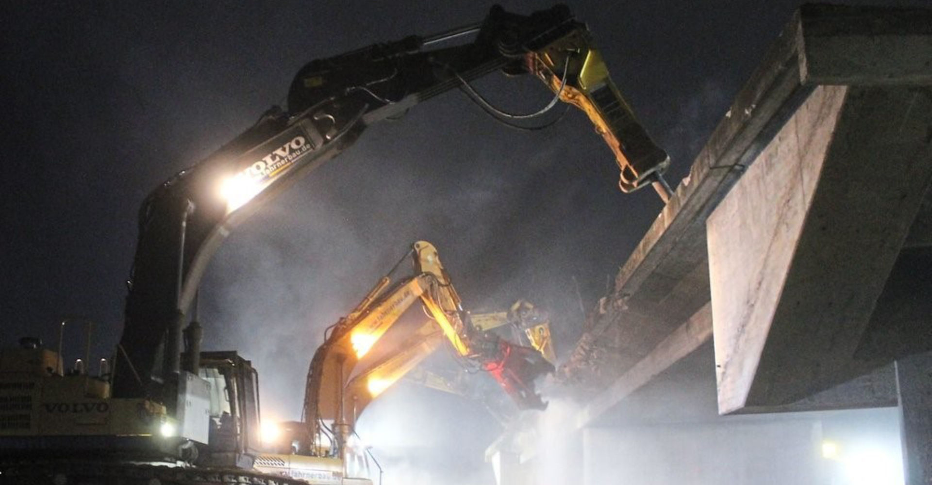 Um 23.23 Uhr begannen die Baggerfahrer, mit Abrisshämmern und Pulverisierern Teile des Betons herauszubrechen. -Foto; Alexandra Wissinger Um 23.23 Uhr begannen die Baggerfahrer, mit Abrisshämmern und Pulverisierern Teile des Betons herauszubrechen. -Foto; Alexandra Wissinger