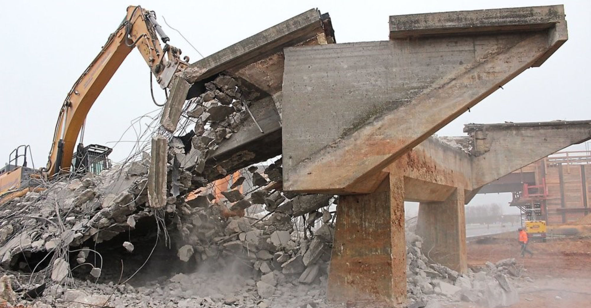 Am Sonntagmorgen gegen 9 Uhr rissen die Bagger das letzte Widerlager ab. -Foto; Alexandra Wissinger