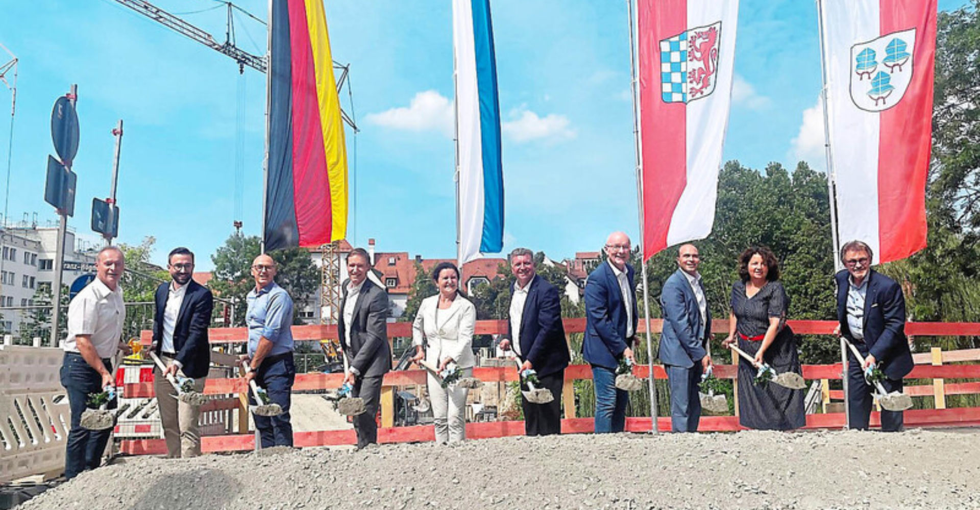 Vertreter von Bund, Land und Bezirk sowie der Baufirma Wadle und dem Planungsbüro BBI Ingenieure mit OB Putz beim Spatenstich. -Foto: Simon Weiterschan Vertreter von Bund, Land und Bezirk sowie der Baufirma Wadle und dem Planungsbüro BBI Ingenieure mit OB Putz beim Spatenstich. -Foto: Simon Weiterschan
