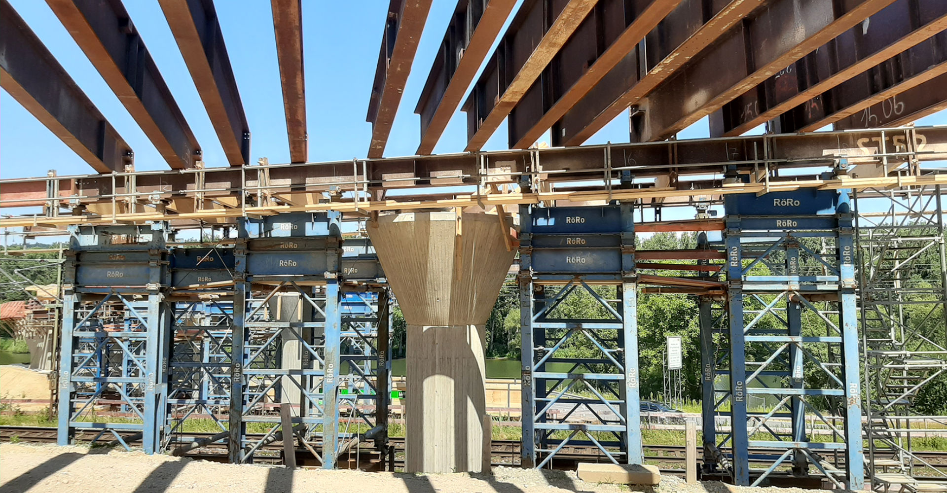 ...während bei den Rundpfeilern Hilfsfundamente seitlich neben den Pfeilern errichtet werden mussten. Foto: thyssenkrupp Infrastructure