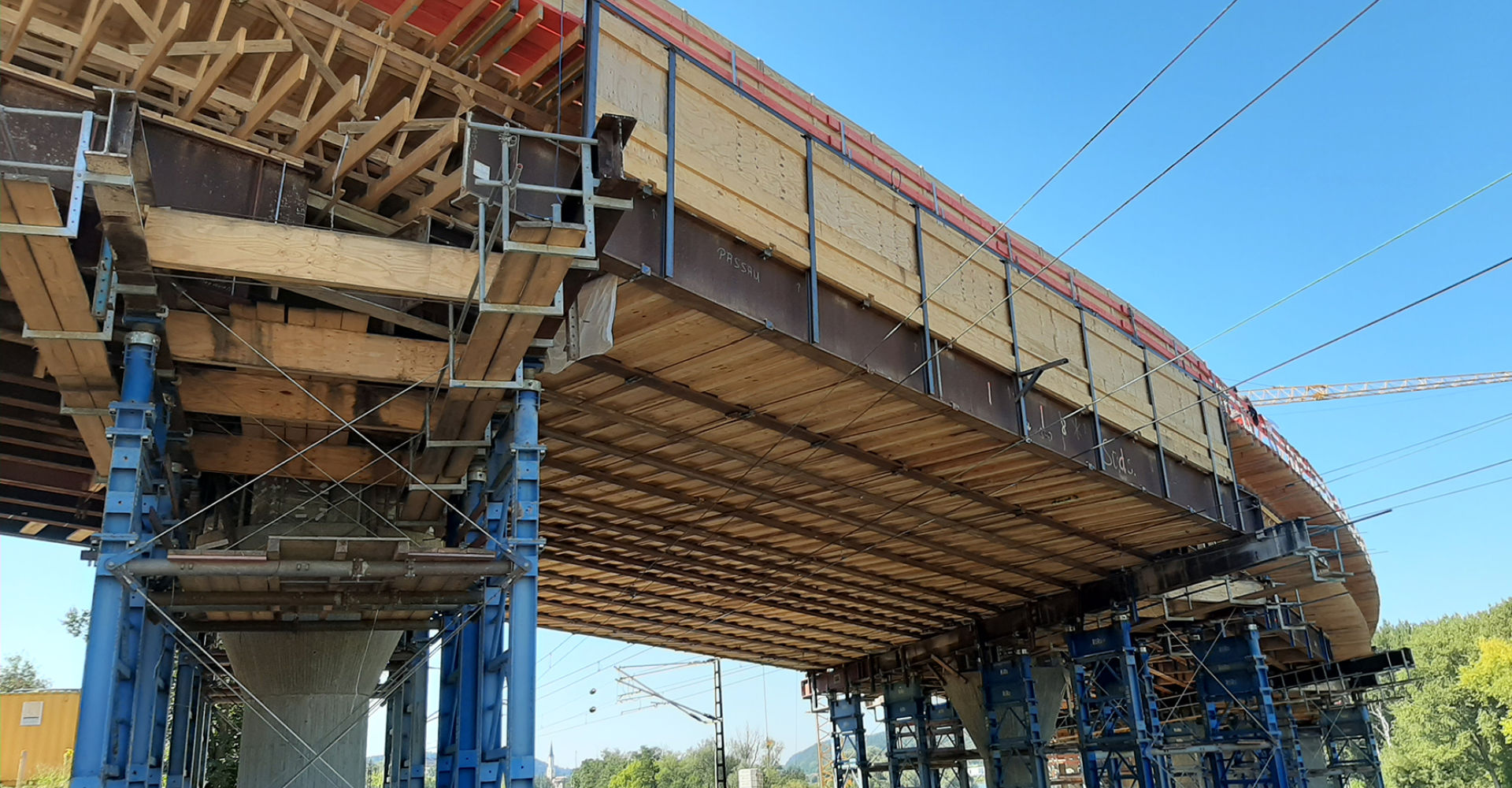 Nach einer achtstündigen Sperrphase war das Traggerüst inklusiver der wasserdichten Schalung über den Bahngleisen aufgebaut. Gut zu erkennen ist der leicht geschwungene Verlauf der Brückenkonstruktion. Foto: thyssenkrupp Infrastructure