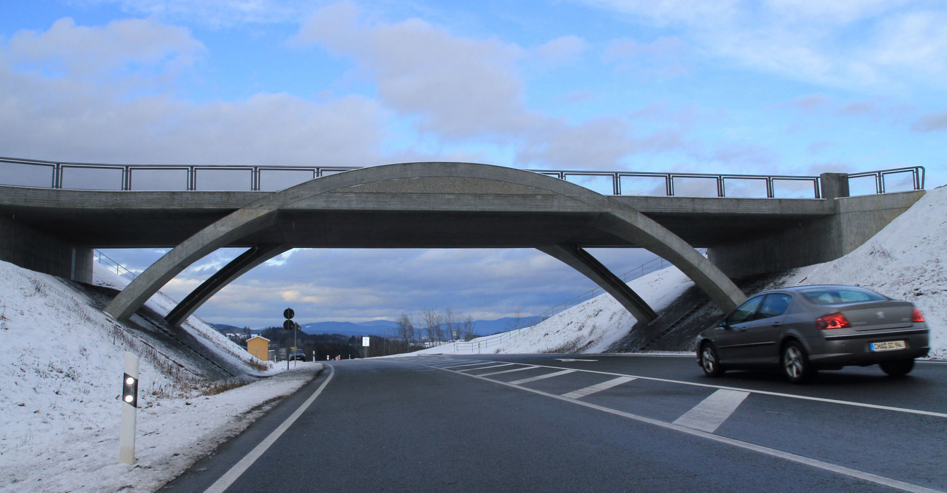 Bayerwald-Brücke soll das neue Bauwerk über die Bundesstraße 11 zwischen Grafling und Gotteszell heißen. Eine Jury hat den Namen aus über 100 Vorschlägen ausgewählt. -Foto: Süß/Staatliches Bauamt Bayerwald-Brücke soll das neue Bauwerk über die Bundesstraße 11 zwischen Grafling und Gotteszell heißen. Eine Jury hat den Namen aus über 100 Vorschlägen ausgewählt. -Foto: Süß/Staatliches Bauamt