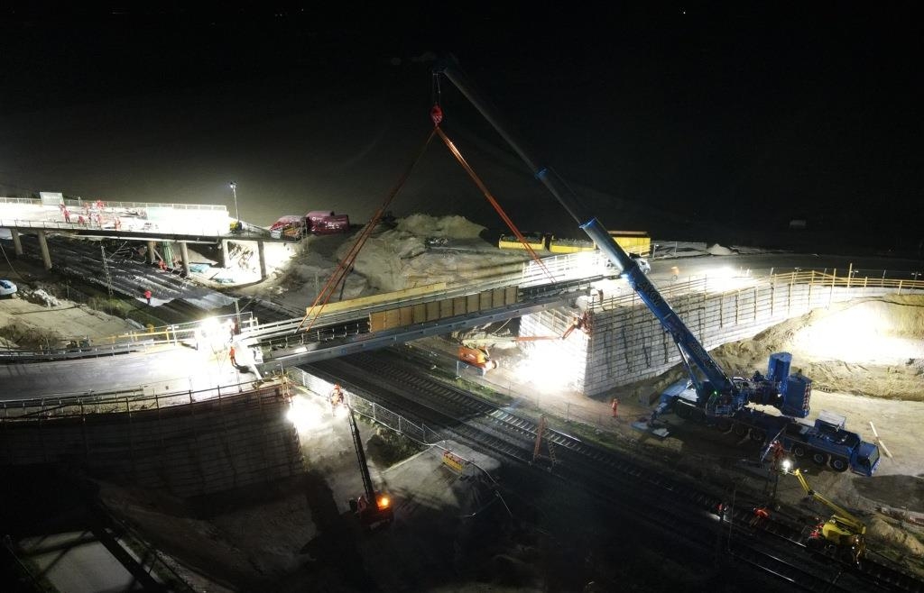 Präzisionsarbeit: In der Nacht von Samstag auf Sonntag wurde die Behelfsbrücke über die Bahnstrecke bei Schwarzwöhr eingehoben. − Fotos: Staatliches Bauamt/Süß Präzisionsarbeit: In der Nacht von Samstag auf Sonntag wurde die Behelfsbrücke über die Bahnstrecke bei Schwarzwöhr eingehoben. − Fotos: Staatliches Bauamt/Süß