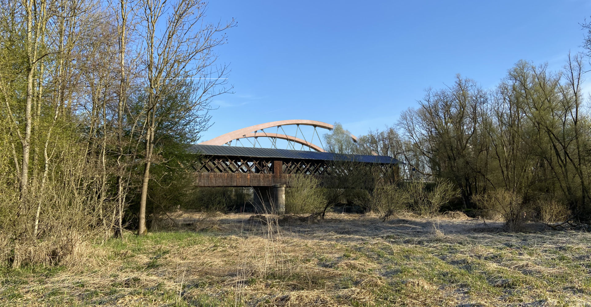 Seit’ an Seit’ sollen die neue Rottbrücke aus Beton und die historische Holzbrücke künftig stehen.