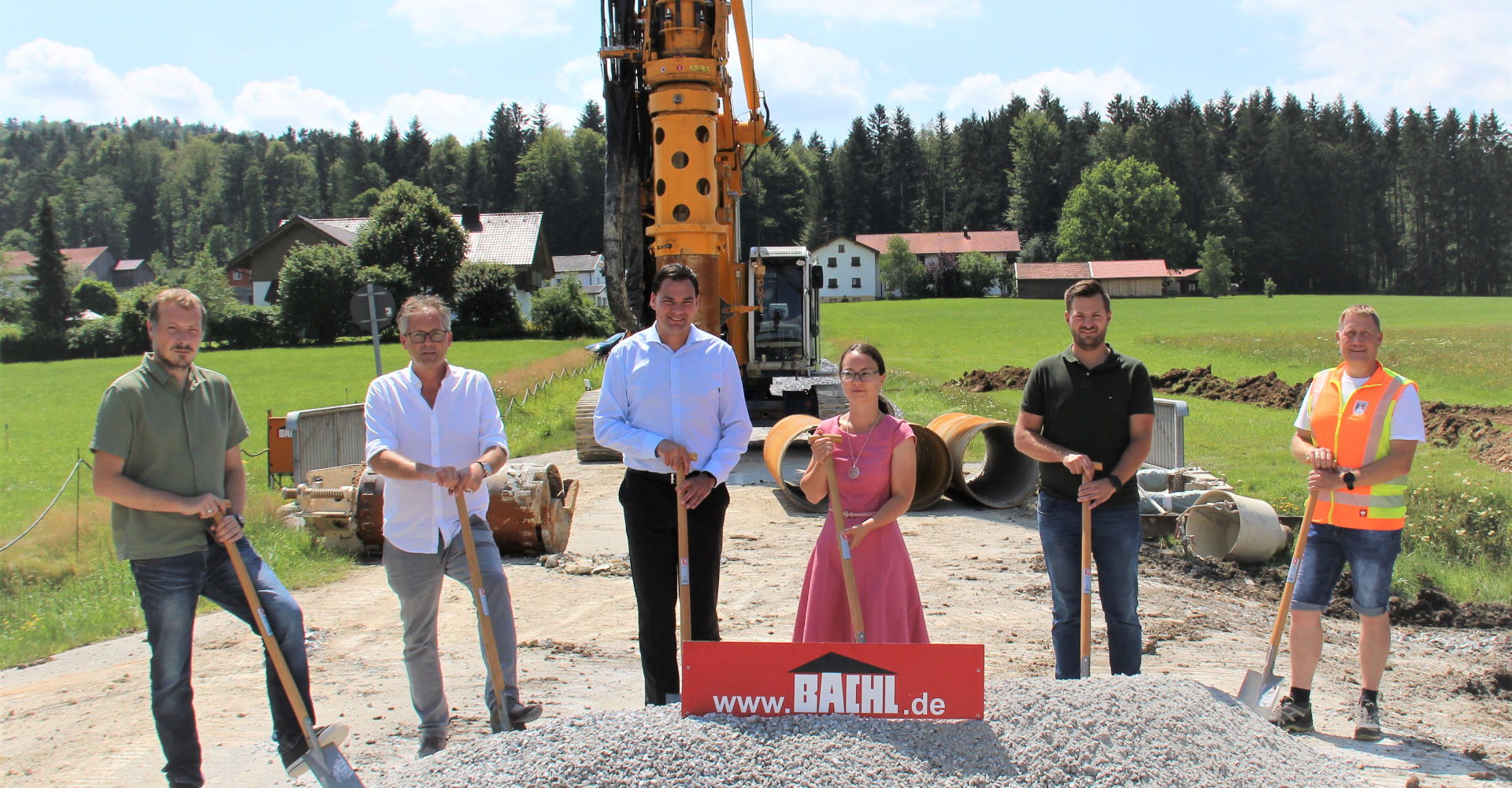 Großes (hinten) und kleines Gerät (in Spatenform) ist an der Kreisstraße FRG 48 angerückt, um die Bohrpfähle zu setzen, auf denen die beiden neuen Brücken künftig ruhen sollen. Mit einem symbolischen Spatenstich haben die Arbeiten dort begonnen. Beim Spatenstich waren mit dabei von der Baufirma Bauleiter Stefan Labermeier (v.l.) und Geschäftsführer Thomas Anetzberger, Landrat Sebastian Gruber, Neureichenaus Bürgermeisterin Kristina Urmann sowie Tiefbauamtsleiter Alexander Bauer und Harald Pauli, der von Seiten des Landratsamtes die Bauaufsicht übernimmt. −Foto: Landratsamt Freyung-Grafenau Großes (hinten) und kleines Gerät (in Spatenform) ist an der Kreisstraße FRG 48 angerückt, um die Bohrpfähle zu setzen, auf denen die beiden neuen Brücken künftig ruhen sollen. Mit einem symbolischen Spatenstich haben die Arbeiten dort begonnen. Beim Spatenstich waren mit dabei von der Baufirma Bauleiter Stefan Labermeier (v.l.) und Geschäftsführer Thomas Anetzberger, Landrat Sebastian Gruber, Neureichenaus Bürgermeisterin Kristina Urmann sowie Tiefbauamtsleiter Alexander Bauer und Harald Pauli, der von Seiten des Landratsamtes die Bauaufsicht übernimmt. −Foto: Landratsamt Freyung-Grafenau