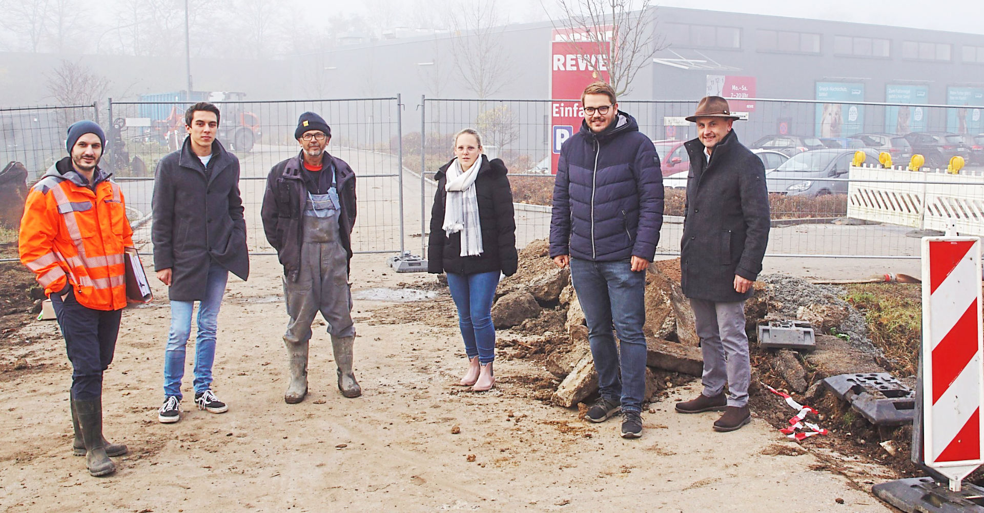 Planer Reiner Hofmeister vom Büro Fritsche, Bauleiter Sebastian Beer und Reinhold Aumer von der Firma Aumer, stellvertretende Bauamtsleiterin Tanja Kruger, Bauamtsleiter Daniel Reichl und Bürgermeister Josef Schütz (von links) tauschen sich vor Ort regelmäßig aus. Das Bruckerl soll deutlich aufgewertet werden. -Foto: Simon Stadler Planer Reiner Hofmeister vom Büro Fritsche, Bauleiter Sebastian Beer und Reinhold Aumer von der Firma Aumer, stellvertretende Bauamtsleiterin Tanja Kruger, Bauamtsleiter Daniel Reichl und Bürgermeister Josef Schütz (von links) tauschen sich vor Ort regelmäßig aus. Das Bruckerl soll deutlich aufgewertet werden. -Foto: Simon Stadler