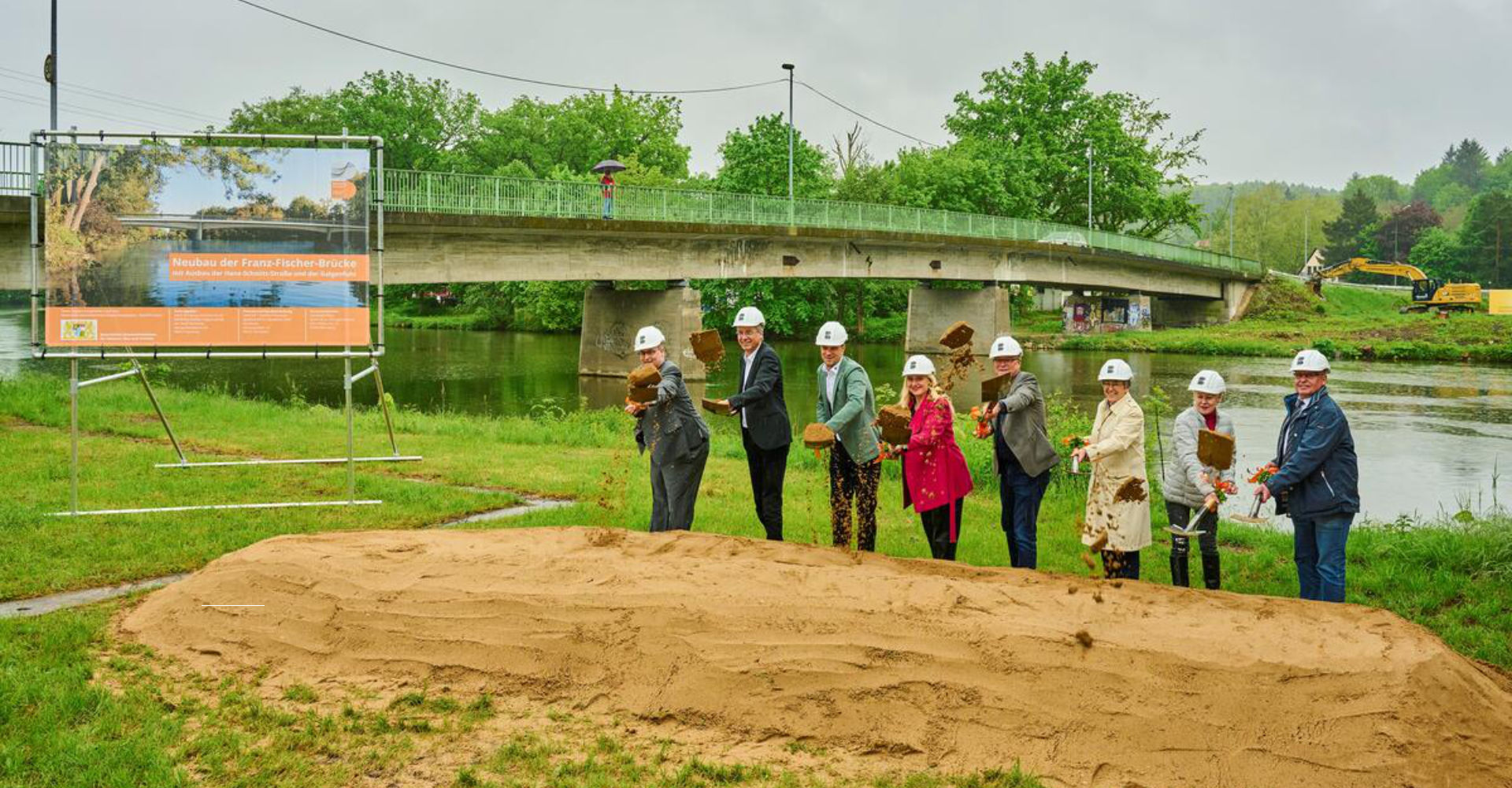 Griffen im strömenden Regen beherzt zum Spaten für den Neubau der Buger Brücke (v.l.): Bertram Felix (Finanzreferent und Kaufmännischer Werkleiter Bamberg Service), Thomas Beese (Baureferent und Technischer Werkleiter Bamberg Service), Jascha Wolff (Oberbauleiter Leonhard Weiss Bauunternehmung), Staatsministerin Melanie Huml, Oberbürgermeister Andreas Starke, Regierungspräsidentin Heidrun Piwernetz, Edeltraud Drescher und Karl-Heinz Leicht (Vorsitzender Bürgerverein Bug). -Foto: Stadt Bamberg, Sina Schraudner Griffen im strömenden Regen beherzt zum Spaten für den Neubau der Buger Brücke (v.l.): Bertram Felix (Finanzreferent und Kaufmännischer Werkleiter Bamberg Service), Thomas Beese (Baureferent und Technischer Werkleiter Bamberg Service), Jascha Wolff (Oberbauleiter Leonhard Weiss Bauunternehmung), Staatsministerin Melanie Huml, Oberbürgermeister Andreas Starke, Regierungspräsidentin Heidrun Piwernetz, Edeltraud Drescher und Karl-Heinz Leicht (Vorsitzender Bürgerverein Bug). -Foto: Stadt Bamberg, Sina Schraudner