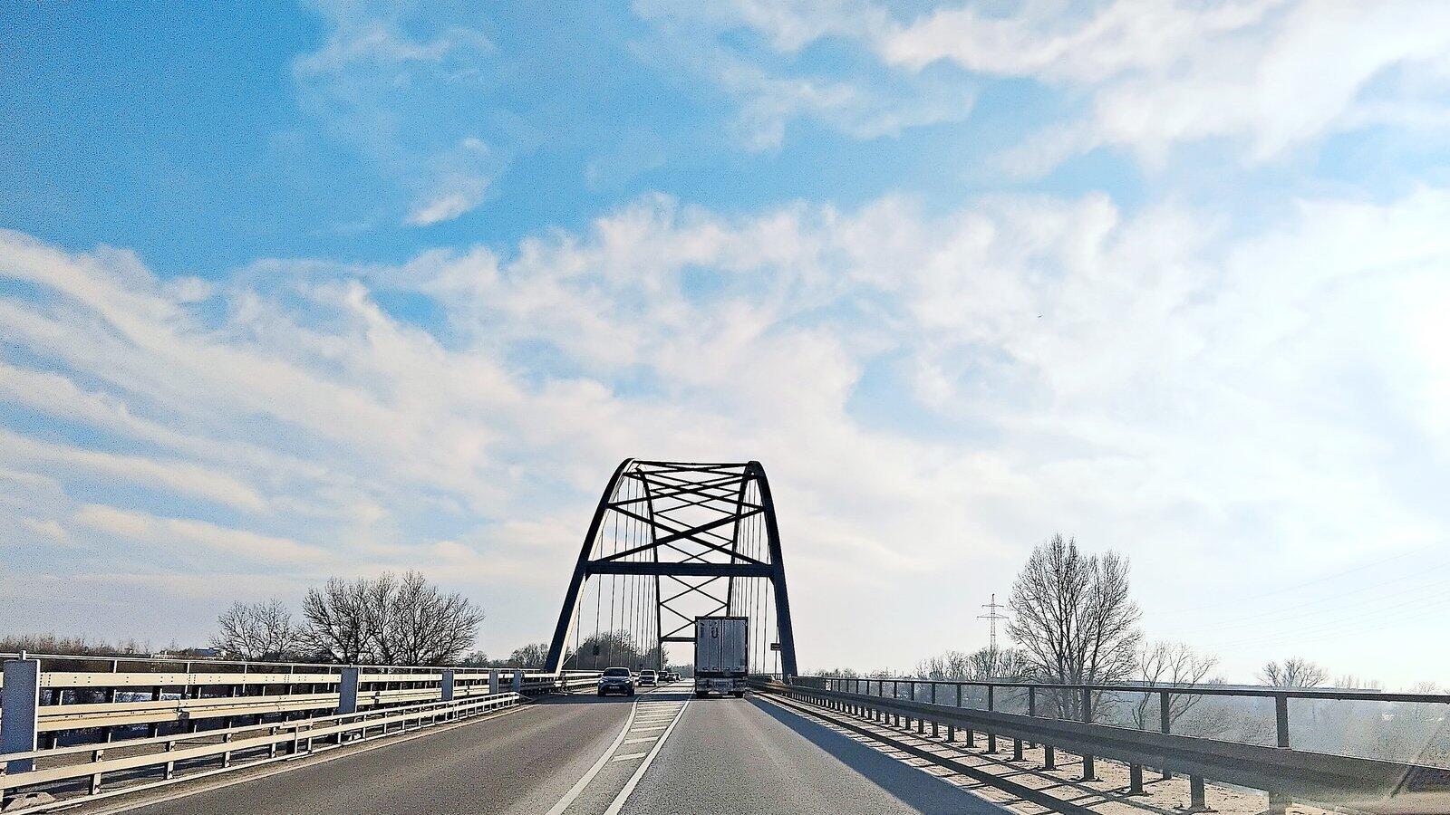 Die B 20-Vorlandbrücke zwischen Reibersdorf und Straubing, also die Zufahrt zu dieser Brücke mit den markanten Metallbögen, muss erneuert werden. Das Bundesverkehrsministerium hat für den Bauentwurf bereits im Dezember grünes Licht gegeben. -Foto: Patrizia Burgmayer Die B 20-Vorlandbrücke zwischen Reibersdorf und Straubing, also die Zufahrt zu dieser Brücke mit den markanten Metallbögen, muss erneuert werden. Das Bundesverkehrsministerium hat für den Bauentwurf bereits im Dezember grünes Licht gegeben. -Foto: Patrizia Burgmayer