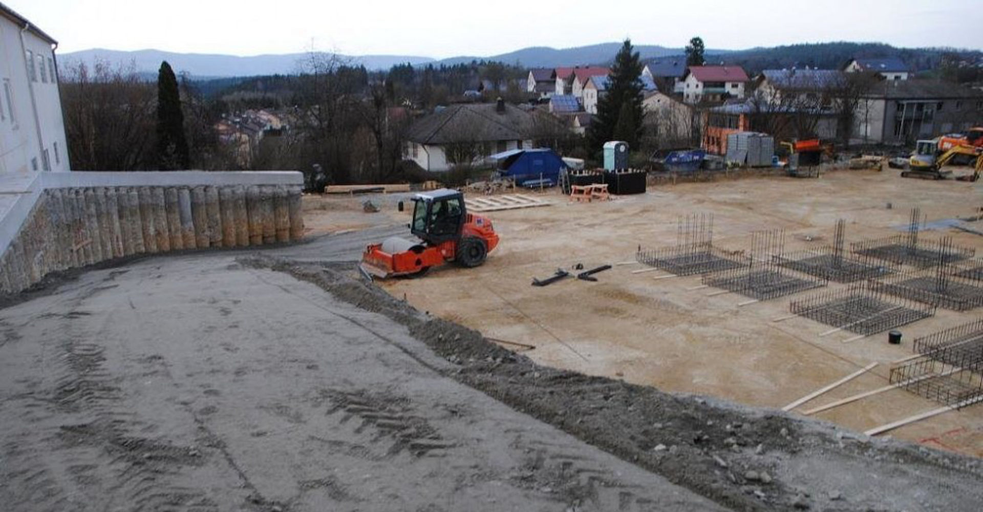 Es rührt sich was in Eging: In der Baugrube werden die Fundamente für das neue Rathaus vorbereitet. Die Zufahrt zum Tiefparkdeck ist ebenfalls zu sehen. −Foto: Kuhnt Es rührt sich was in Eging: In der Baugrube werden die Fundamente für das neue Rathaus vorbereitet. Die Zufahrt zum Tiefparkdeck ist ebenfalls zu sehen. −Foto: Kuhnt