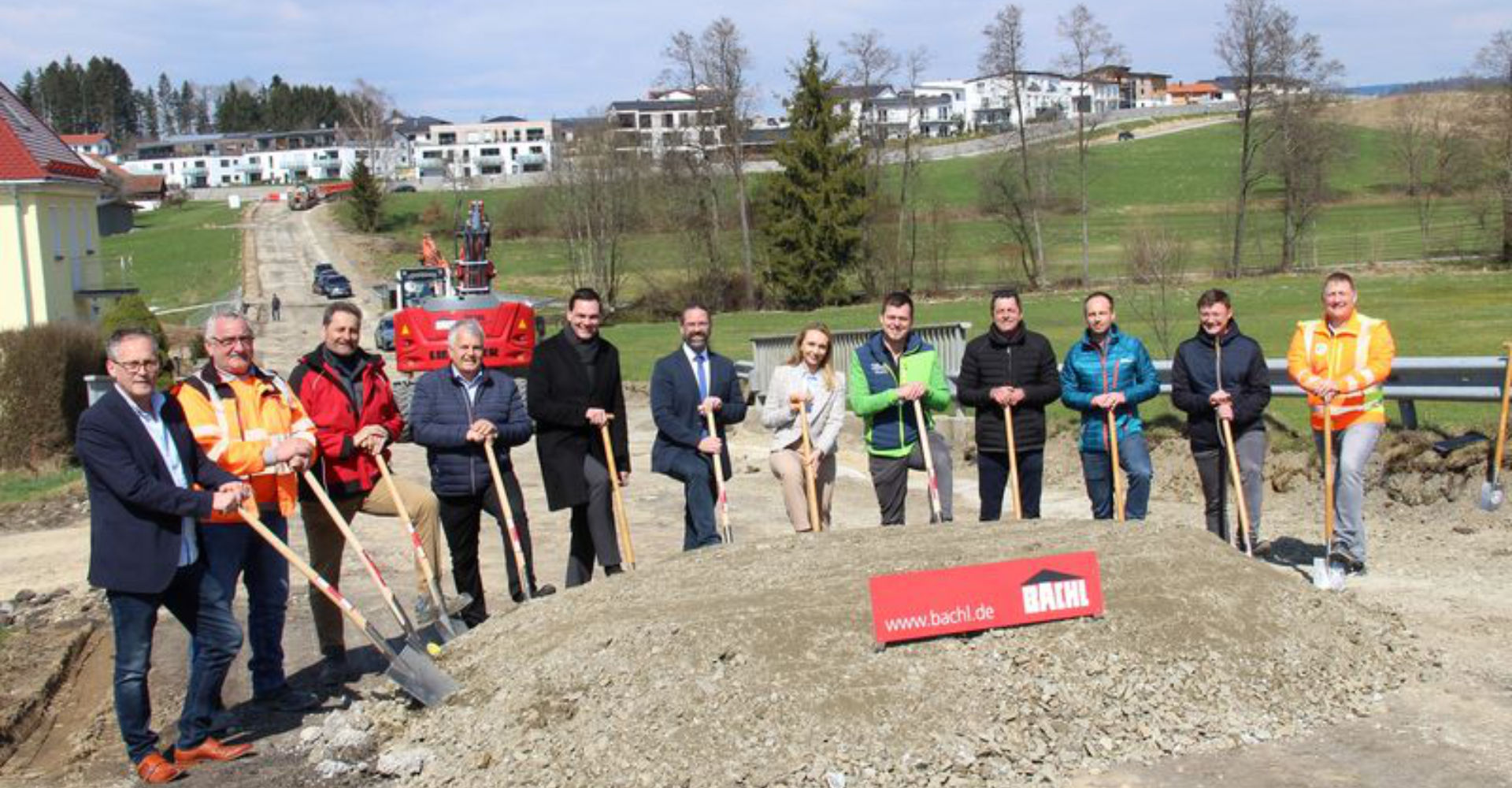 Offizieller Startschuss an der FRG 36. Beim Spatenstich wünschten Landrat Sebastian Gruber (5. v. links) und 2. Bürgermeister der Stadt Waldkirchen Christian Zarda (6. v. links) der bauausführenden Firma gutes Gelingen. Mit dabei vom Landratsamt waren auch die zuständige Abteilungsleiterin Barbara Schober (6. v. l.) sowie Andreas Gaisbauer (3. v. r.) und Harald Pauli (ganz rechts). -Foto: Landratsamt Freyung-Grafenau Offizieller Startschuss an der FRG 36. Beim Spatenstich wünschten Landrat Sebastian Gruber (5. v. links) und 2. Bürgermeister der Stadt Waldkirchen Christian Zarda (6. v. links) der bauausführenden Firma gutes Gelingen. Mit dabei vom Landratsamt waren auch die zuständige Abteilungsleiterin Barbara Schober (6. v. l.) sowie Andreas Gaisbauer (3. v. r.) und Harald Pauli (ganz rechts). -Foto: Landratsamt Freyung-Grafenau