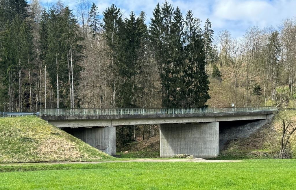 Sie ist Baujahr 1975 und jetzt ein dringender Sanierungsfall: Die Brücke über die Gaißa bei Hörmannsberg. − Foto: Gemeinde Tiefenbach Sie ist Baujahr 1975 und jetzt ein dringender Sanierungsfall: Die Brücke über die Gaißa bei Hörmannsberg. − Foto: Gemeinde Tiefenbach
