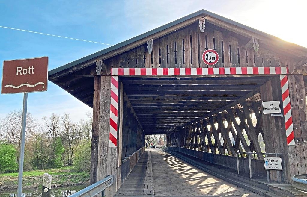 Die historische Rottbrücke wird versetzt und durch eine neue Bogenbrücke ersetzt. Auch ein Radweg entsteht im Zuge der Brückensanierung. Insgesamt wird die aufwendige Maßnahme mit über elf Millionen Euro veranschlagt. Dafür werden rund 70 Prozent Förderung erwartet. − Fotos: Zauner Die historische Rottbrücke wird versetzt und durch eine neue Bogenbrücke ersetzt. Auch ein Radweg entsteht im Zuge der Brückensanierung. Insgesamt wird die aufwendige Maßnahme mit über elf Millionen Euro veranschlagt. Dafür werden rund 70 Prozent Förderung erwartet. − Fotos: Zauner