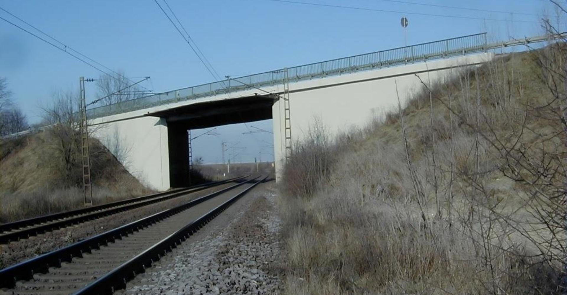 Auf der Brücke über der B 8 bei Sautorn in Plattling-West kann es in den kommenden Monaten zu Verkehrsbehinderungen kommen. − Foto: Bauamt Auf der Brücke über der B 8 bei Sautorn in Plattling-West kann es in den kommenden Monaten zu Verkehrsbehinderungen kommen. − Foto: Bauamt