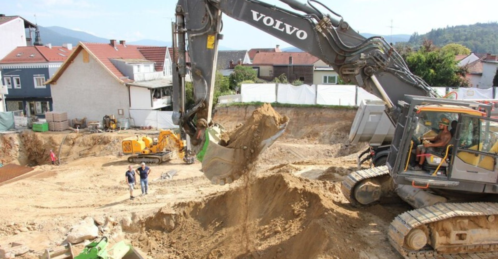 Blick auf die Baustelle des Parkhaus-Neubaus. Die Hälfte des Erdaushubs ist geschafft. -Foto: Jürgen Hirtreiter Blick auf die Baustelle des Parkhaus-Neubaus. Die Hälfte des Erdaushubs ist geschafft. -Foto: Jürgen Hirtreiter