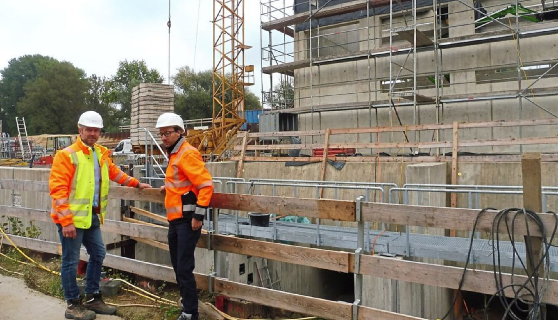 Bauoberleiter Bernhard Ullmann (l.) und Pressesprecher Dominik Zehatschek vor dem Hochbau am Schöpfwerk Aicha. Foto: Rolf Schwinger Bauoberleiter Bernhard Ullmann (l.) und Pressesprecher Dominik Zehatschek vor dem Hochbau am Schöpfwerk Aicha. Foto: Rolf Schwinger