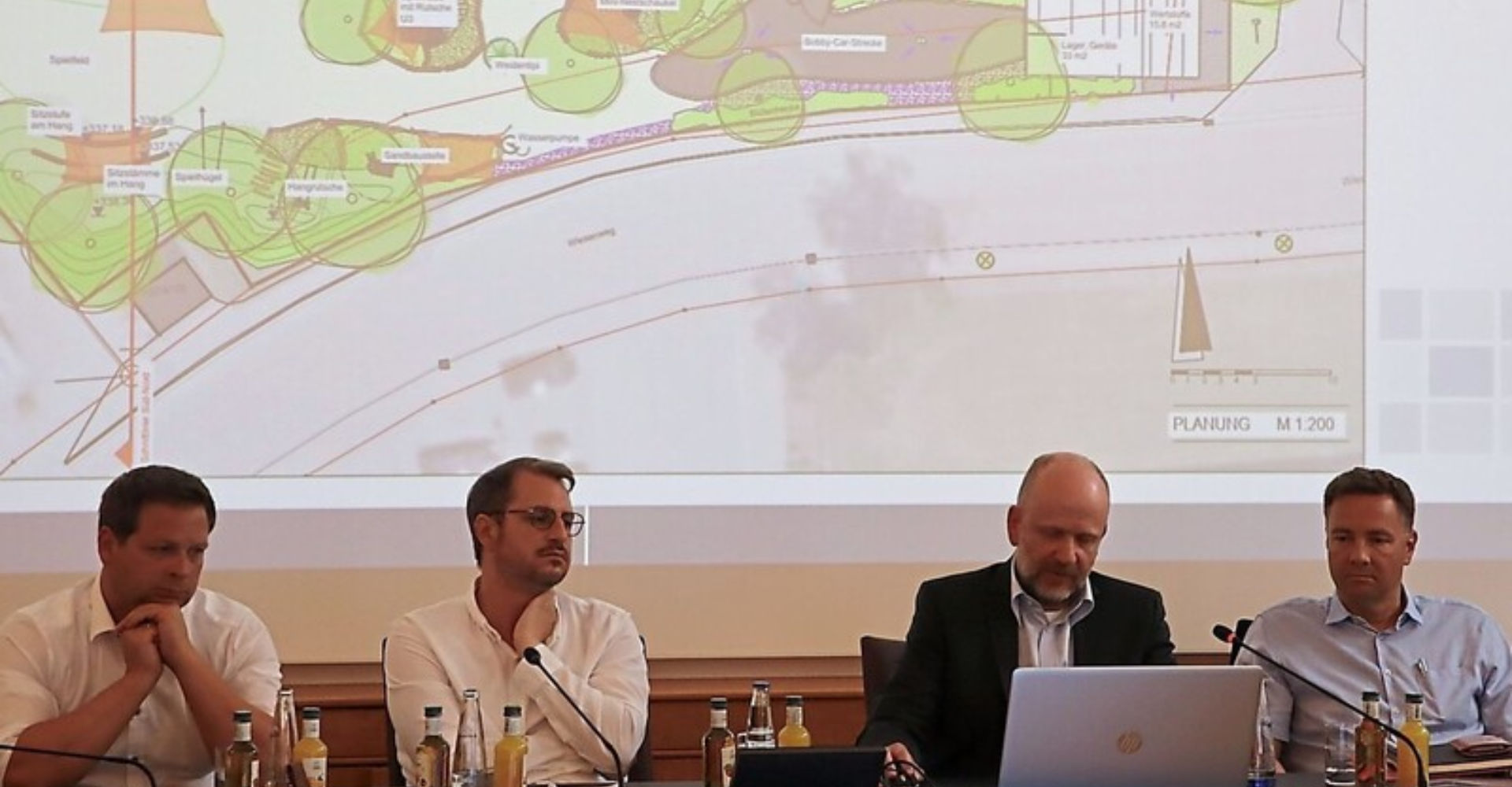 Zweiter Bürgermeister Thomas Lorenz (v. l.) und Bürgermeister Matthias Kohlmayer verfolgten die Ausführungen der Planer Karl Kiendl und Joachim Wagner. -Foto: Alexander Praxl Zweiter Bürgermeister Thomas Lorenz (v. l.) und Bürgermeister Matthias Kohlmayer verfolgten die Ausführungen der Planer Karl Kiendl und Joachim Wagner. -Foto: Alexander Praxl