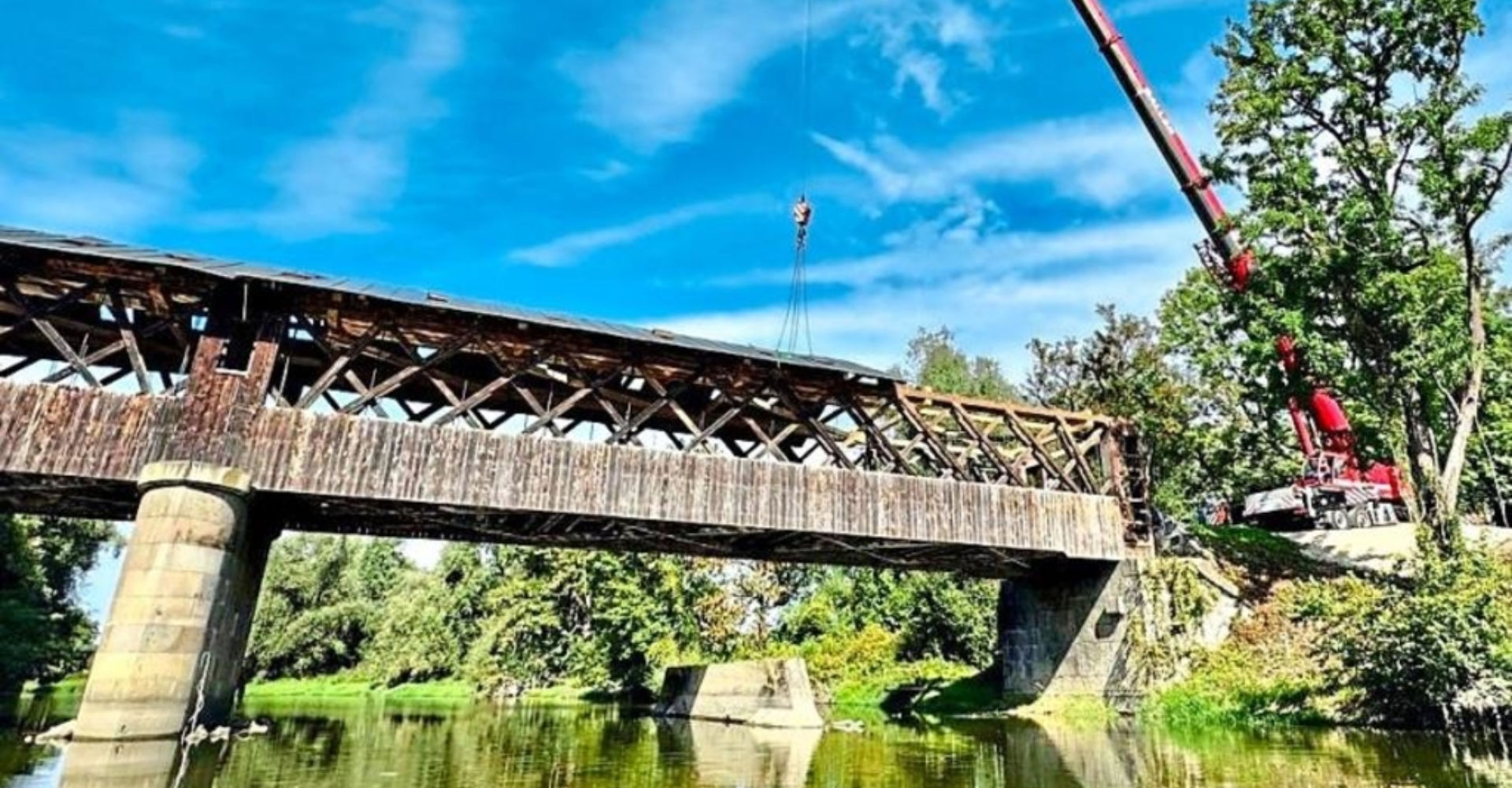 Die Holzkonstruktion von 1853 wird mit einem Kran herausgehoben und in eine Feldwerkstatt gebracht zur Restaurierung. - Foto: Kreisstraßenverwaltung Die Holzkonstruktion von 1853 wird mit einem Kran herausgehoben und in eine Feldwerkstatt gebracht zur Restaurierung. - Foto: Kreisstraßenverwaltung