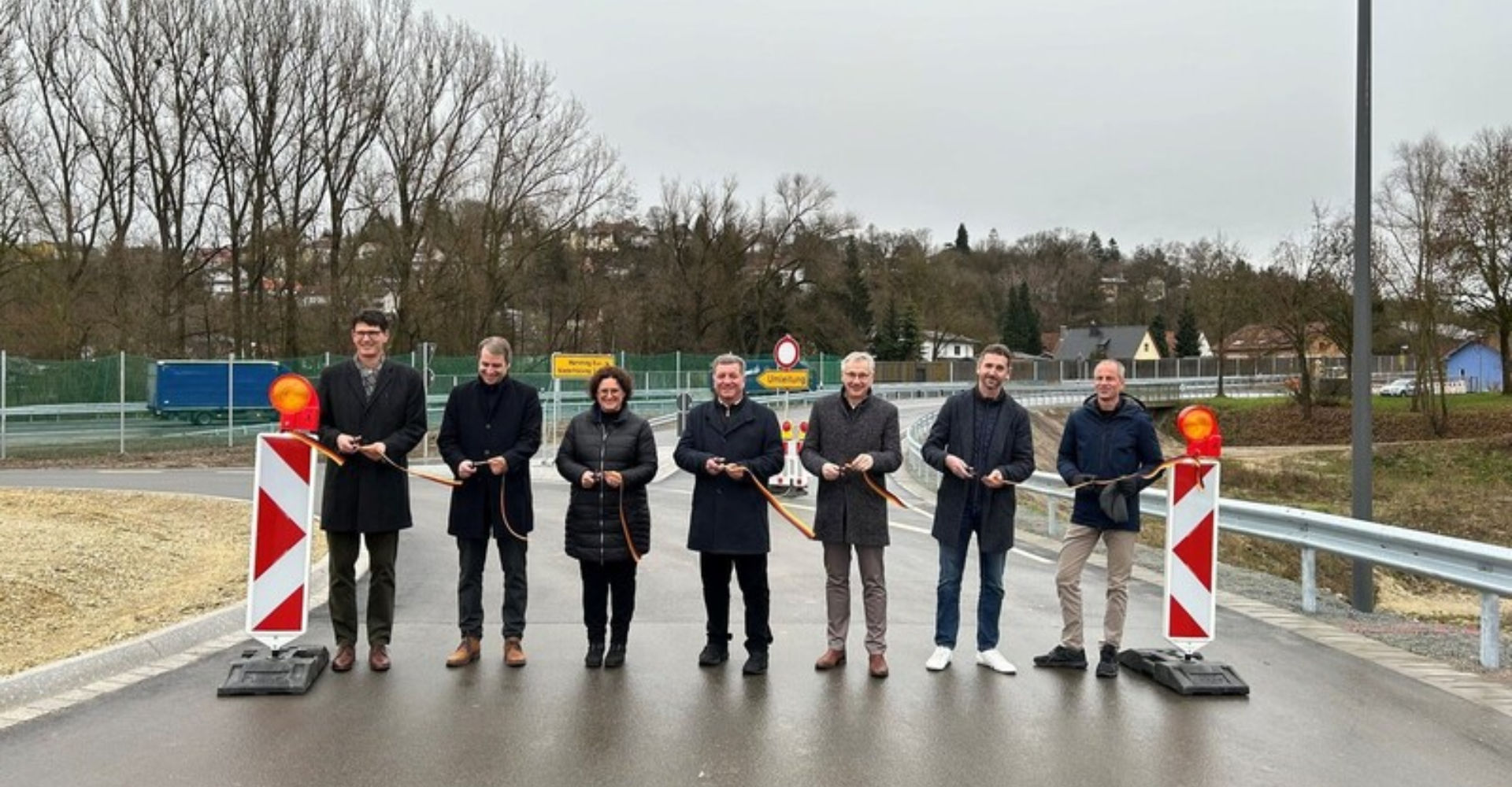 Der bayerische Verkehrsminister Christian Bernreiter (Mitte) gab mit Stefan Leitner (v.l.), dem Bereichsleiter Straßenbau beim Staatlichen Bauamt Landshut, Bürgermeister Matthias Kohlmayer, Landtagsabgeordneter Dr. Petra Loibl, Landrat Werner Bumeder, Markus Heigl von der Baufirma Rädlinger und Hermann Huber von der Regierung von Niederbayern die Kreuzung B20/DGF3 am Montag offiziell für den Verkehr frei. -Foto: Alexander Praxl Der bayerische Verkehrsminister Christian Bernreiter (Mitte) gab mit Stefan Leitner (v.l.), dem Bereichsleiter Straßenbau beim Staatlichen Bauamt Landshut, Bürgermeister Matthias Kohlmayer, Landtagsabgeordneter Dr. Petra Loibl, Landrat Werner Bumeder, Markus Heigl von der Baufirma Rädlinger und Hermann Huber von der Regierung von Niederbayern die Kreuzung B20/DGF3 am Montag offiziell für den Verkehr frei. -Foto: Alexander Praxl