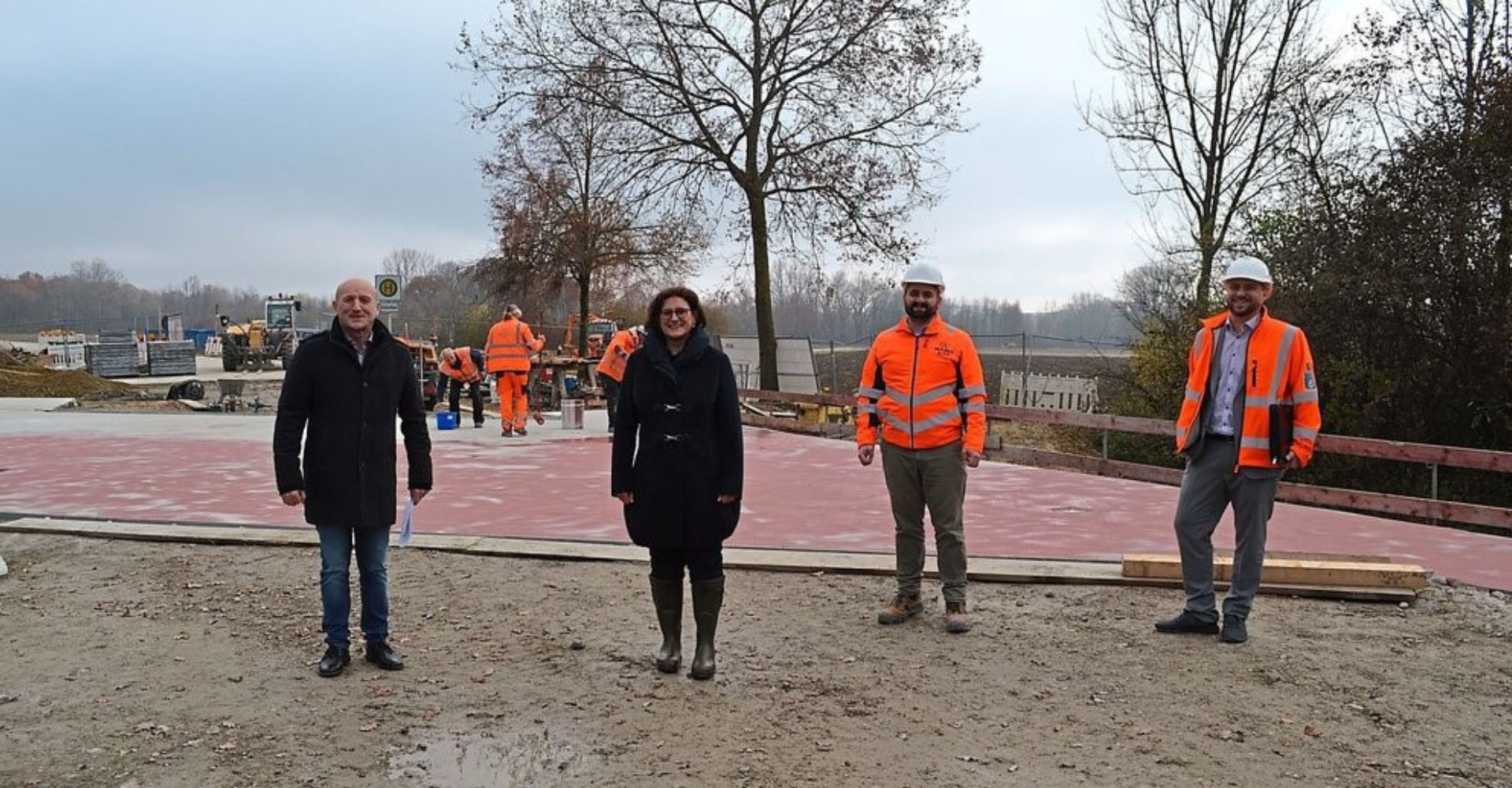 Bauleiter Vinzenz Frey (2.v.r.) von der ausführenden Baufirma Wadle zeigte Manuel De Lorenzo vom Staatlichen Bauamt Landshut, MdL Dr. Petra Loibl und Bürgermeister Franz Aster den Sachstand. -Foto: Veronika Lengfelder Bauleiter Vinzenz Frey (2.v.r.) von der ausführenden Baufirma Wadle zeigte Manuel De Lorenzo vom Staatlichen Bauamt Landshut, MdL Dr. Petra Loibl und Bürgermeister Franz Aster den Sachstand. -Foto: Veronika Lengfelder