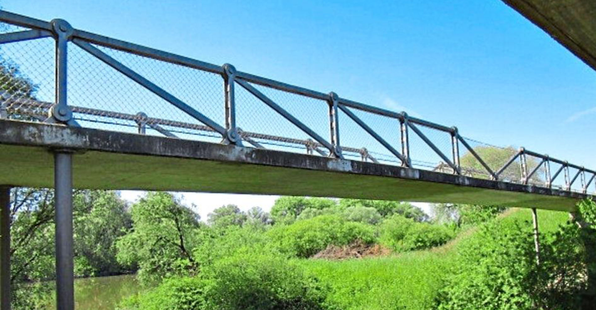 Noch gut in Schuss ist die Geh- und Radwegbrücke über die Schwarzach. Deshalb wird sie nicht abgerissen, sondern abgebaut und beim Deggendorfer Schulzentrum wieder verwendet. -Foto: Landratsamt Noch gut in Schuss ist die Geh- und Radwegbrücke über die Schwarzach. Deshalb wird sie nicht abgerissen, sondern abgebaut und beim Deggendorfer Schulzentrum wieder verwendet. -Foto: Landratsamt