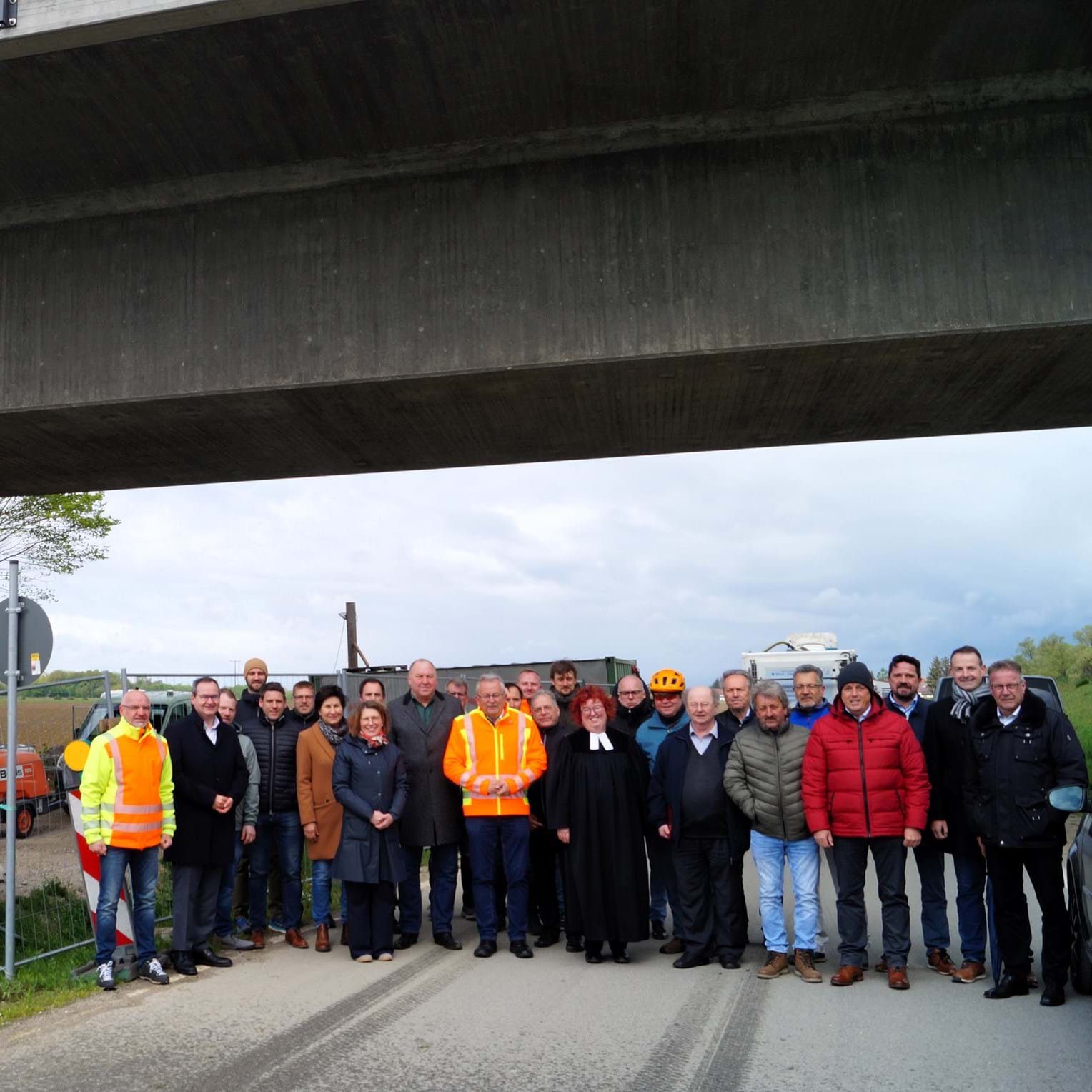Einweihung Geh- und Radwegbrücke. Die Ehrengäste aus Politik, Verwaltung, Kirchen und beteiligter Firmen bei der offiziellen Einweihung und Segnung des neuen Geh- und Radweges über die Franz-Xaver-Hafner-Brücke. Einweihung Geh- und Radwegbrücke. Die Ehrengäste aus Politik, Verwaltung, Kirchen und beteiligter Firmen bei der offiziellen Einweihung und Segnung des neuen Geh- und Radweges über die Franz-Xaver-Hafner-Brücke.