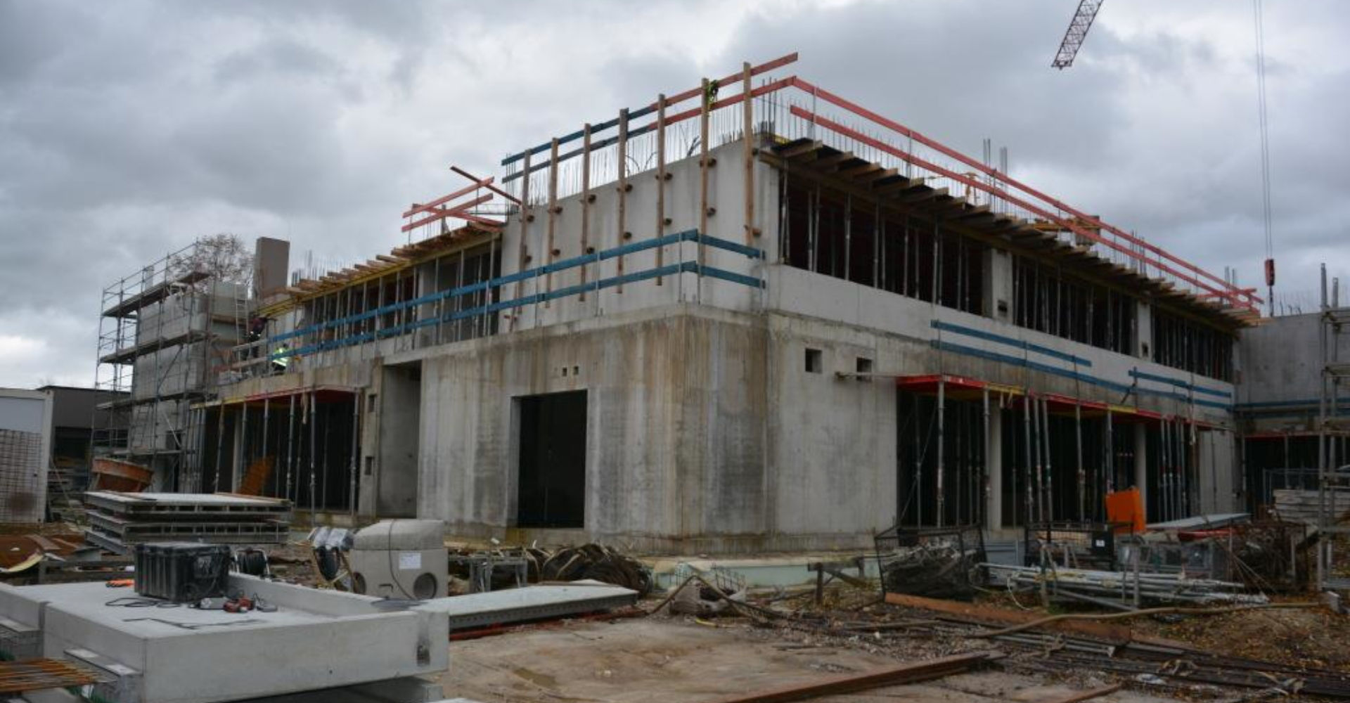 An der Nordseite des LLR-Neubaus befinden sich im Erdgeschoss unter anderem das Lehrerzimmer (l.) und die Heizung (Mitte). Im ersten Stock sind bereits die drei Klassenzimmer, die ein Cluster bilden werden, erkennbar (r.). An der Nordseite des LLR-Neubaus befinden sich im Erdgeschoss unter anderem das Lehrerzimmer (l.) und die Heizung (Mitte). Im ersten Stock sind bereits die drei Klassenzimmer, die ein Cluster bilden werden, erkennbar (r.).