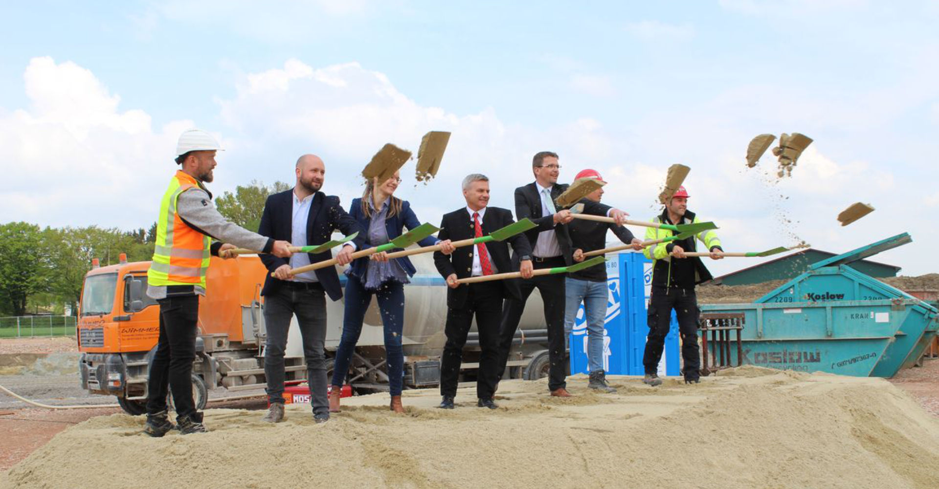 Symbolischer Spatenstich in Essenbach zum Bau des neuen Landratsamtes in Essenbach mit Landrat Peter Dreier (Freie Wähler, Mitte). Bildrechte: Landratsamt Landshut