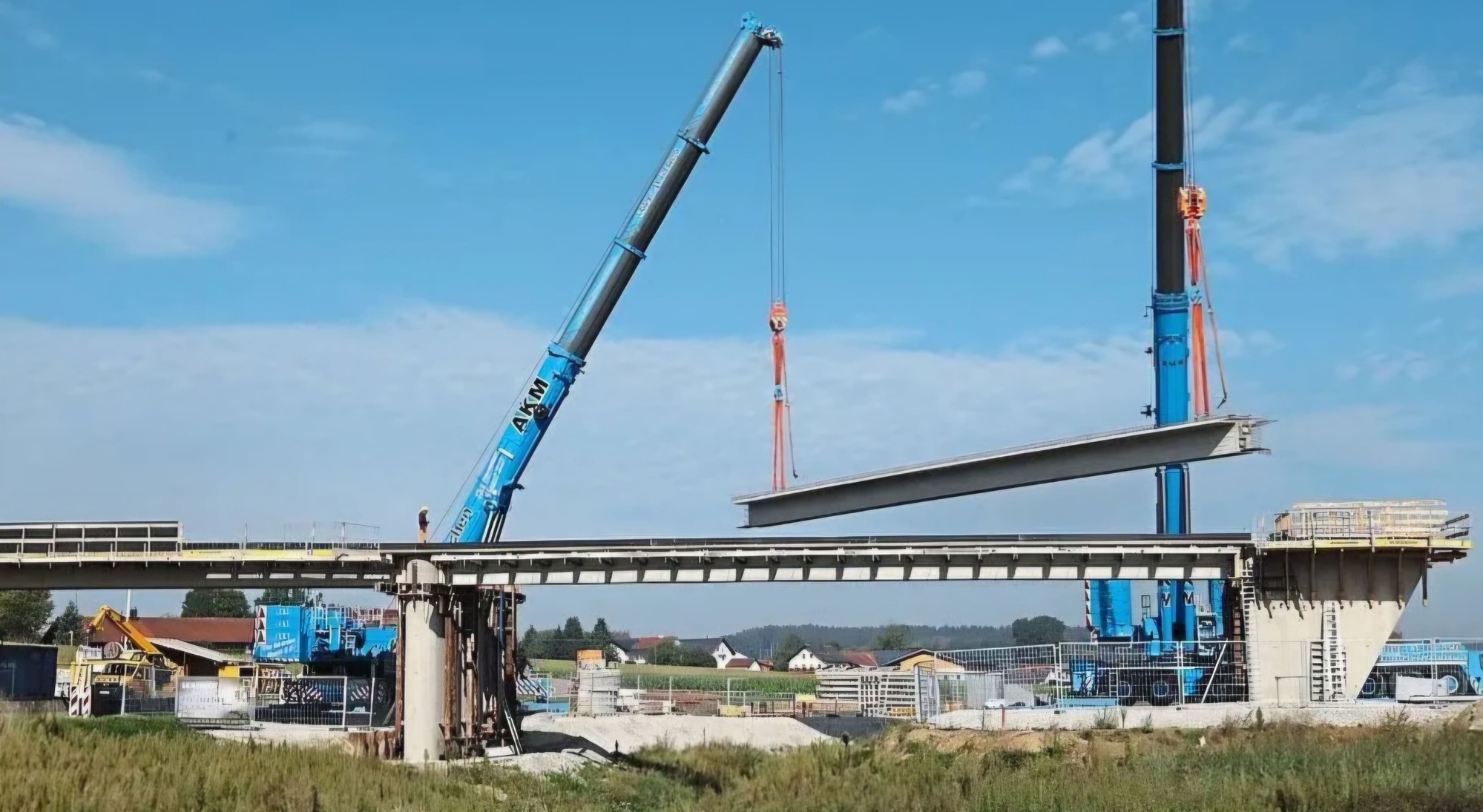 Spezialkräne hoben die Fertigbauteile der Brücke in Position. -Foto: Hans Kronseder