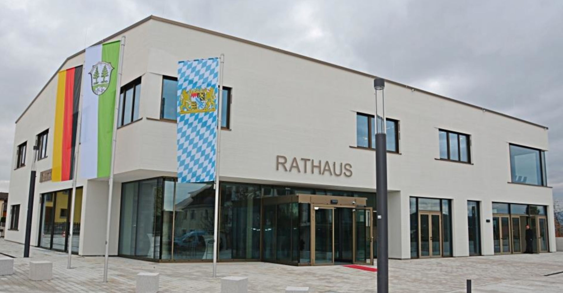 Das neue Rathaus in Eging hat zwei Stockwerke, ein Parkdeck sowie einen Innenhof. Auf über 700 Quadratmeter befinden sich ein Bürgersaal (rechts), darüber der Sitzungssaal (rechts, 1. Stock). − Foto: Elsberger Das neue Rathaus in Eging hat zwei Stockwerke, ein Parkdeck sowie einen Innenhof. Auf über 700 Quadratmeter befinden sich ein Bürgersaal (rechts), darüber der Sitzungssaal (rechts, 1. Stock). − Foto: Elsberger