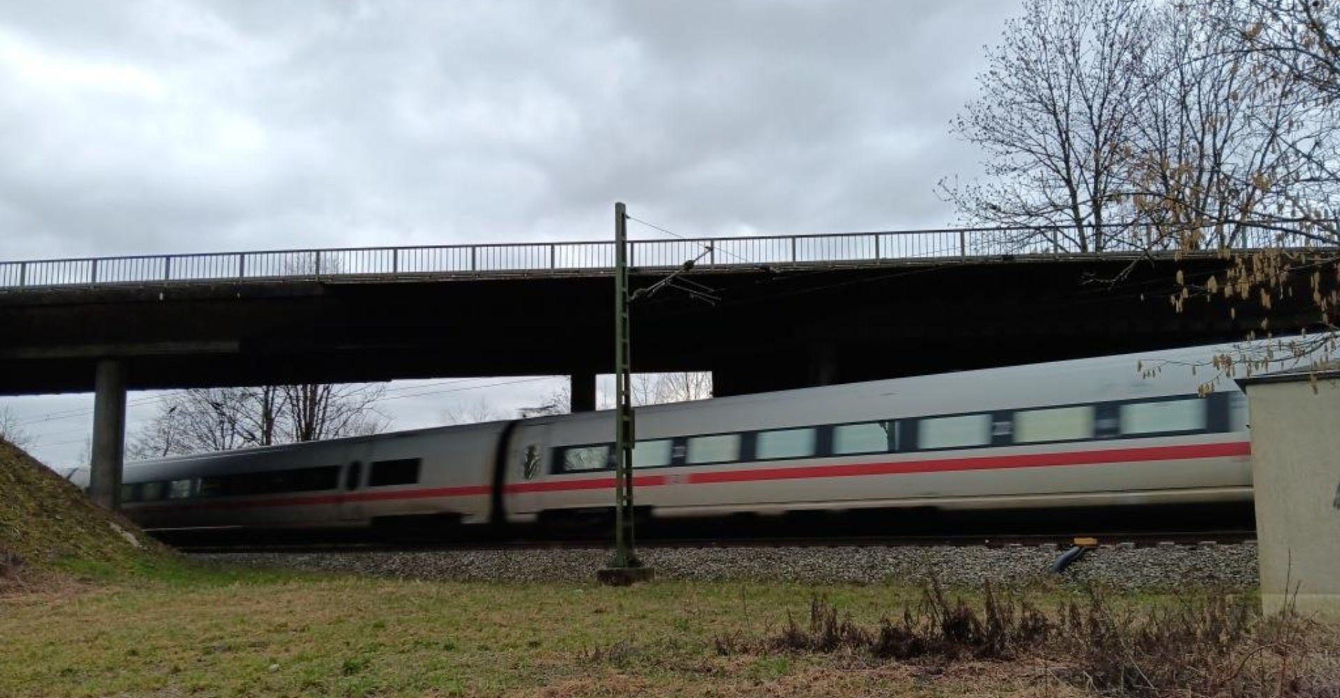 Die B8-Brücke, die bei Schwarzwöhr über die Bahnlinie führt (Foto l.), wird bald saniert. Auf der Bundesstraße gilt derzeit bei der Fahrt über die Brücke Tempo 50 (Foto r.), weil der Anprallschutz des Bauwerks stark beschädigt ist. Die Geschwindigkeitsbegrenzung bleibt bis zu Beginn der Arbeiten im Herbst bestehen. − Fotos: Friedberger Die B8-Brücke, die bei Schwarzwöhr über die Bahnlinie führt (Foto l.), wird bald saniert. Auf der Bundesstraße gilt derzeit bei der Fahrt über die Brücke Tempo 50 (Foto r.), weil der Anprallschutz des Bauwerks stark beschädigt ist. Die Geschwindigkeitsbegrenzung bleibt bis zu Beginn der Arbeiten im Herbst bestehen. − Fotos: Friedberger