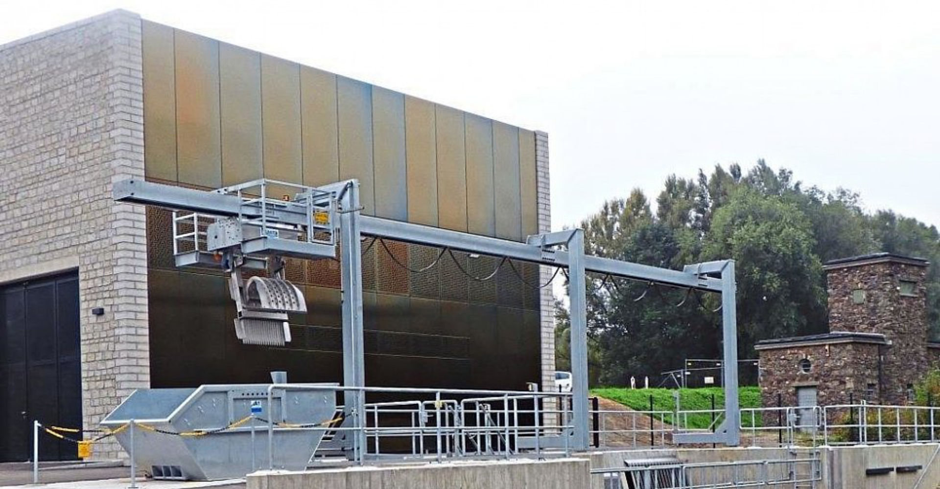 In Anlehnung an das alte, denkmalgeschützte Schöpfwerk in Aicha (rechts) wurde das neue Pumpenhaus mit Natursteinen verkleidet. −Foto: Schiller