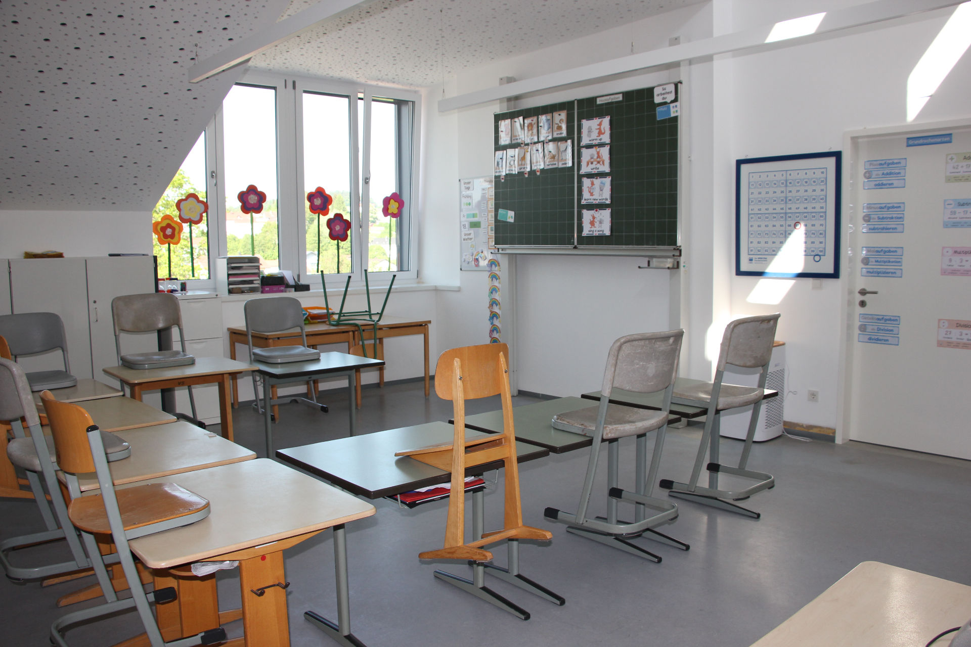 Helle, lichtdurchflutete Klassenzimmer. -Fotos: Doris Zitzelsberger