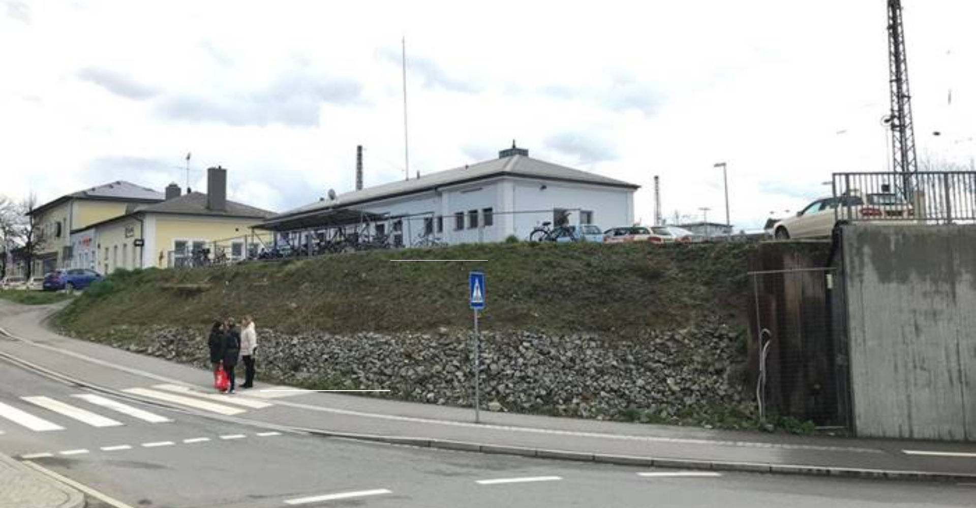 So sieht der Bahnhofsvorplatz vom Kreisverkehr gesehen derzeit aus. -Foto: Josef Unterholzner