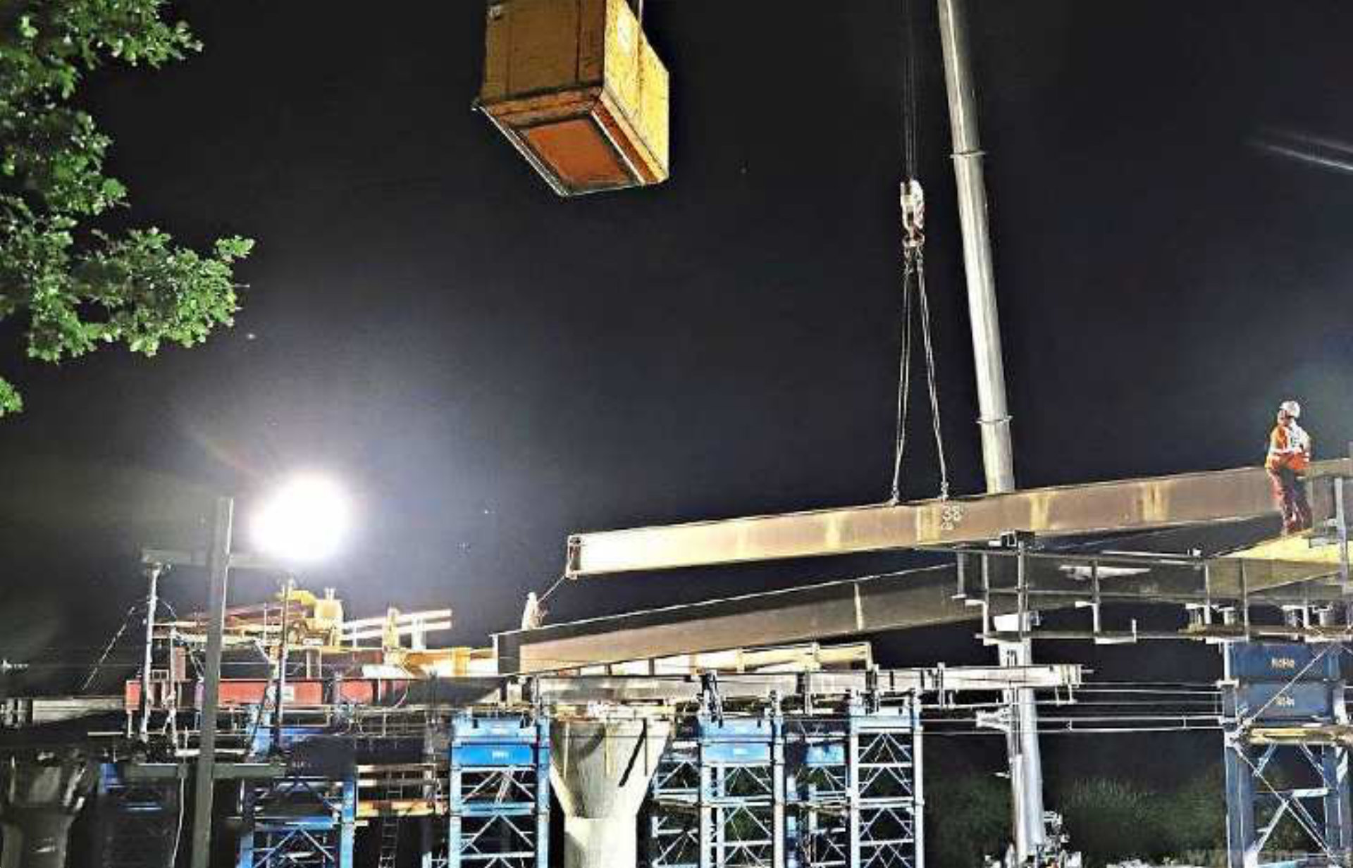 Die Arbeiter auf dem Gerüst dirigieren den Stahlträger an die richtige Stelle. −Foto: Staatliches Bauamt/Süß Die Arbeiter auf dem Gerüst dirigieren den Stahlträger an die richtige Stelle. −Foto: Staatliches Bauamt/Süß